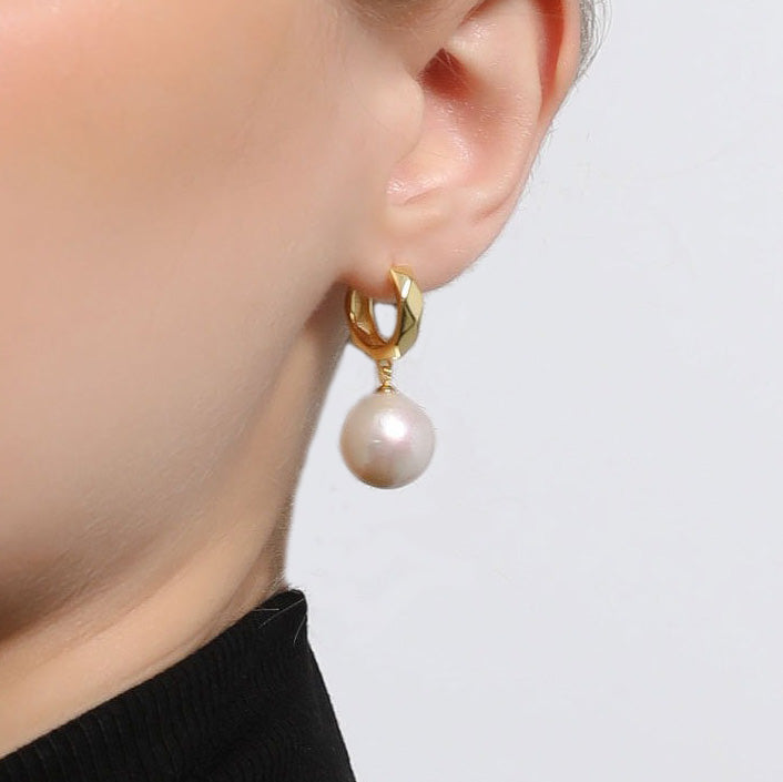 Model adorned with 11-12mm round Edison pearl drop earrings.
