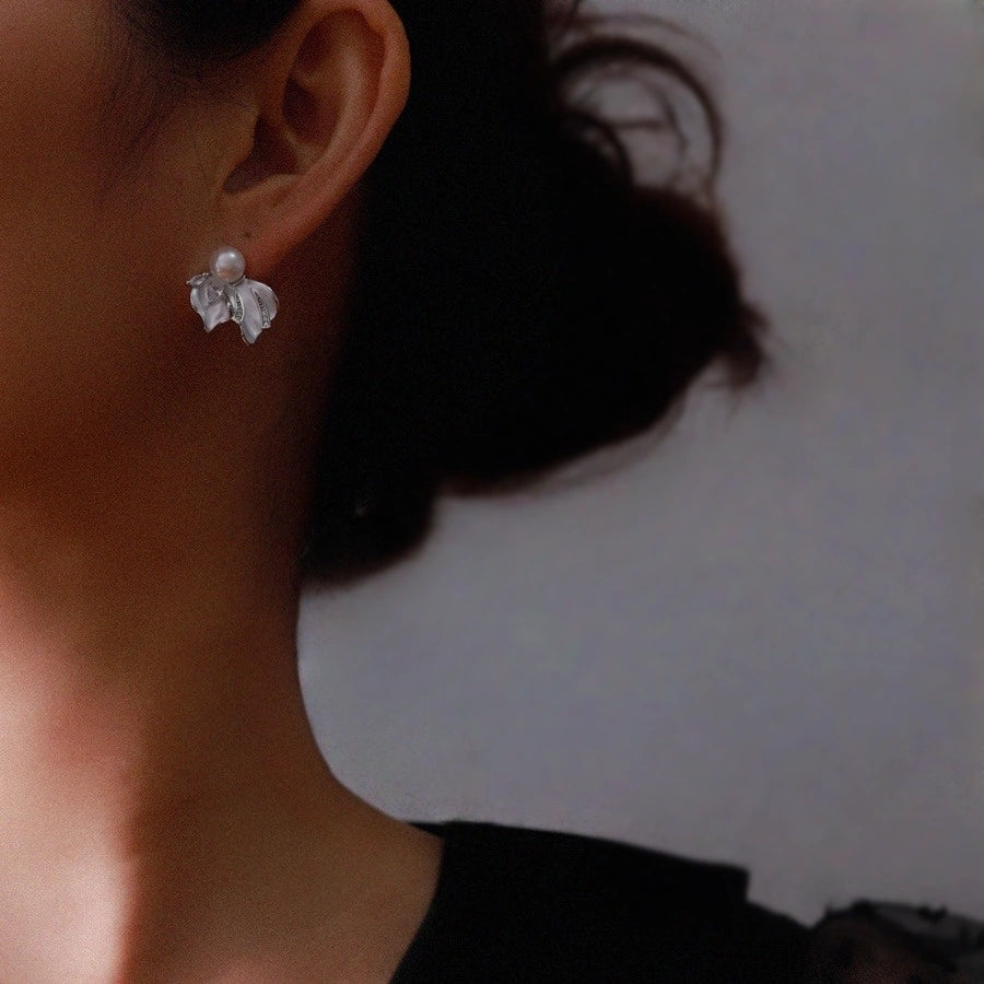 Fishtail Grace – 7mm Freshwater Pearl Earrings