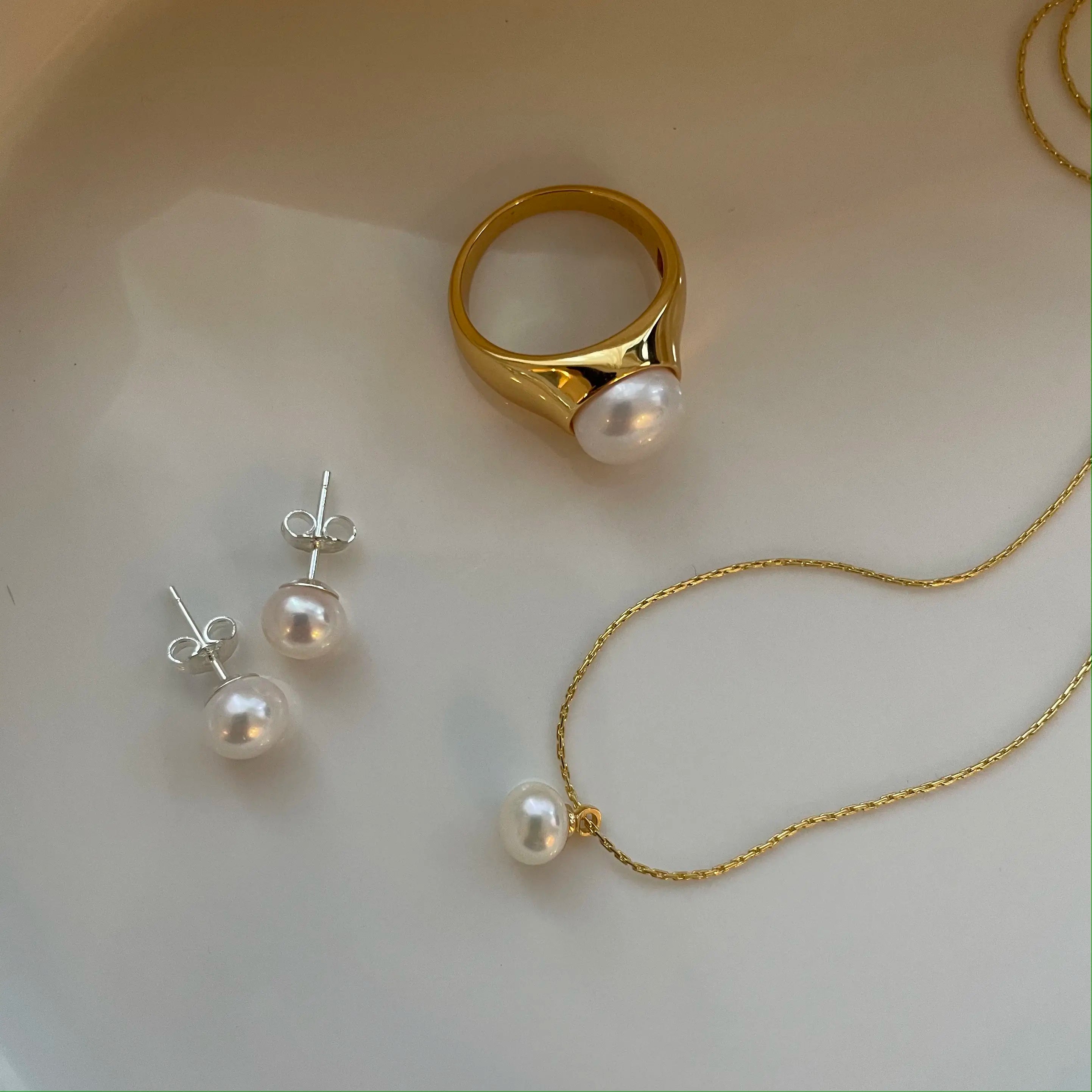 14K Gold Delicate Pearl Pendant Necklace