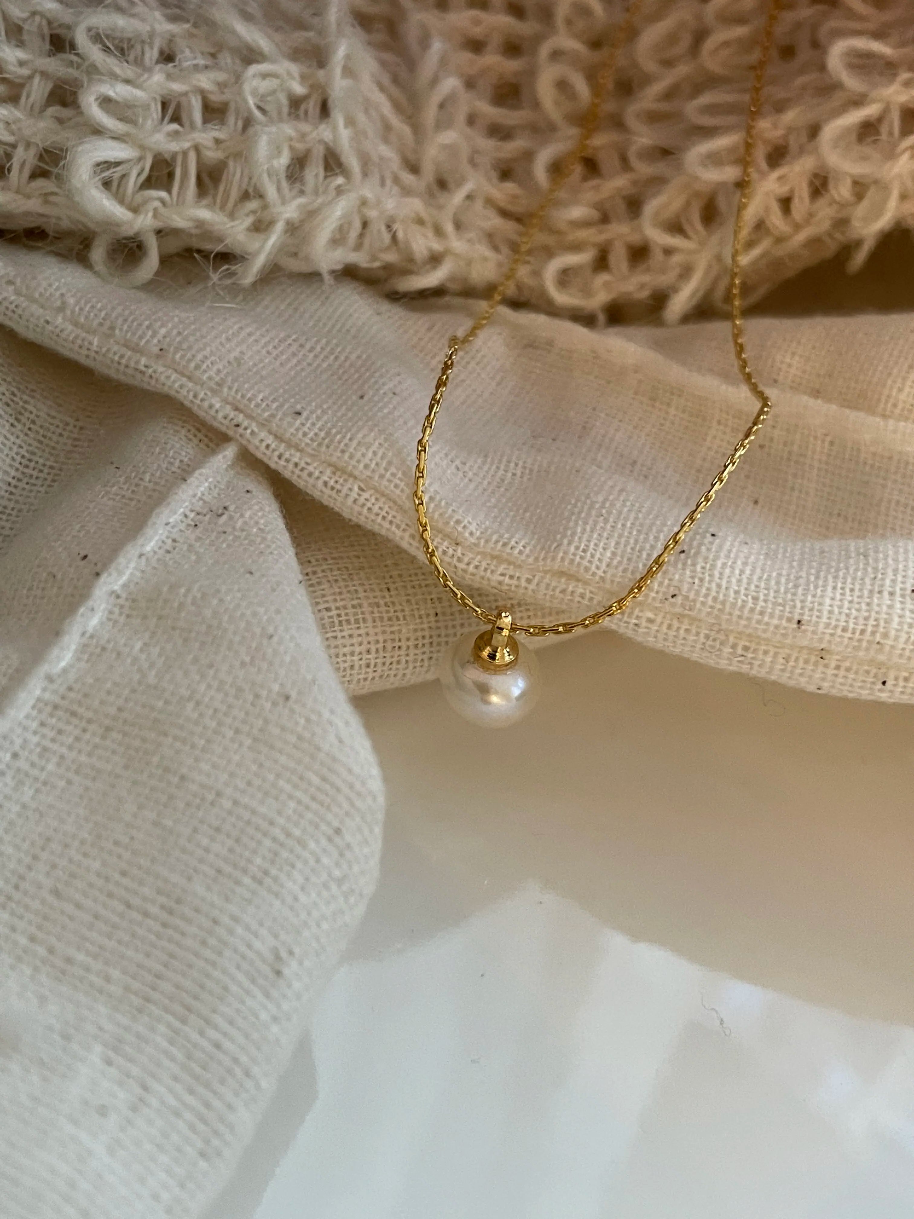 14K Gold Delicate Pearl Pendant Necklace