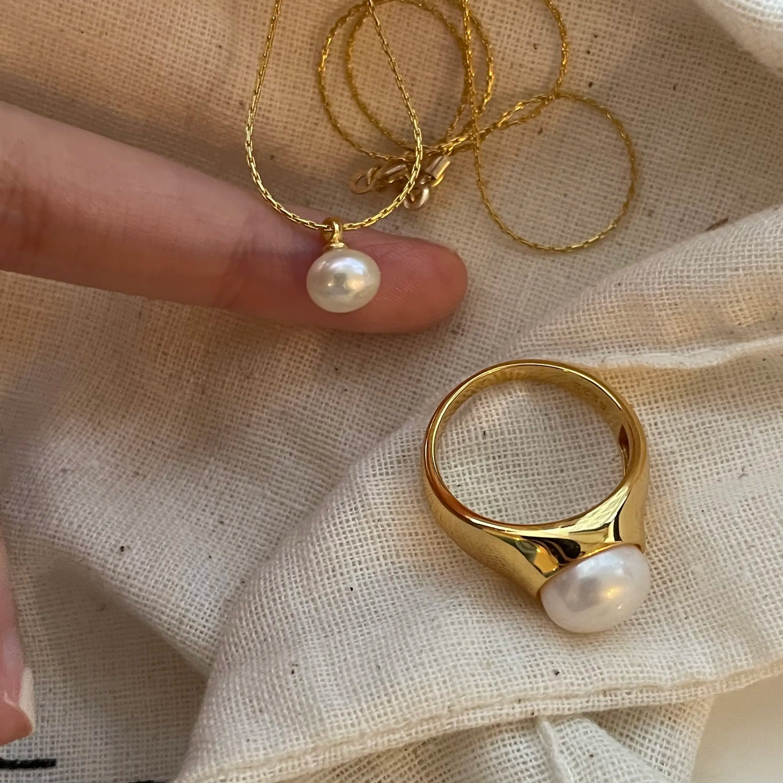 14K Gold Delicate Pearl Pendant Necklace