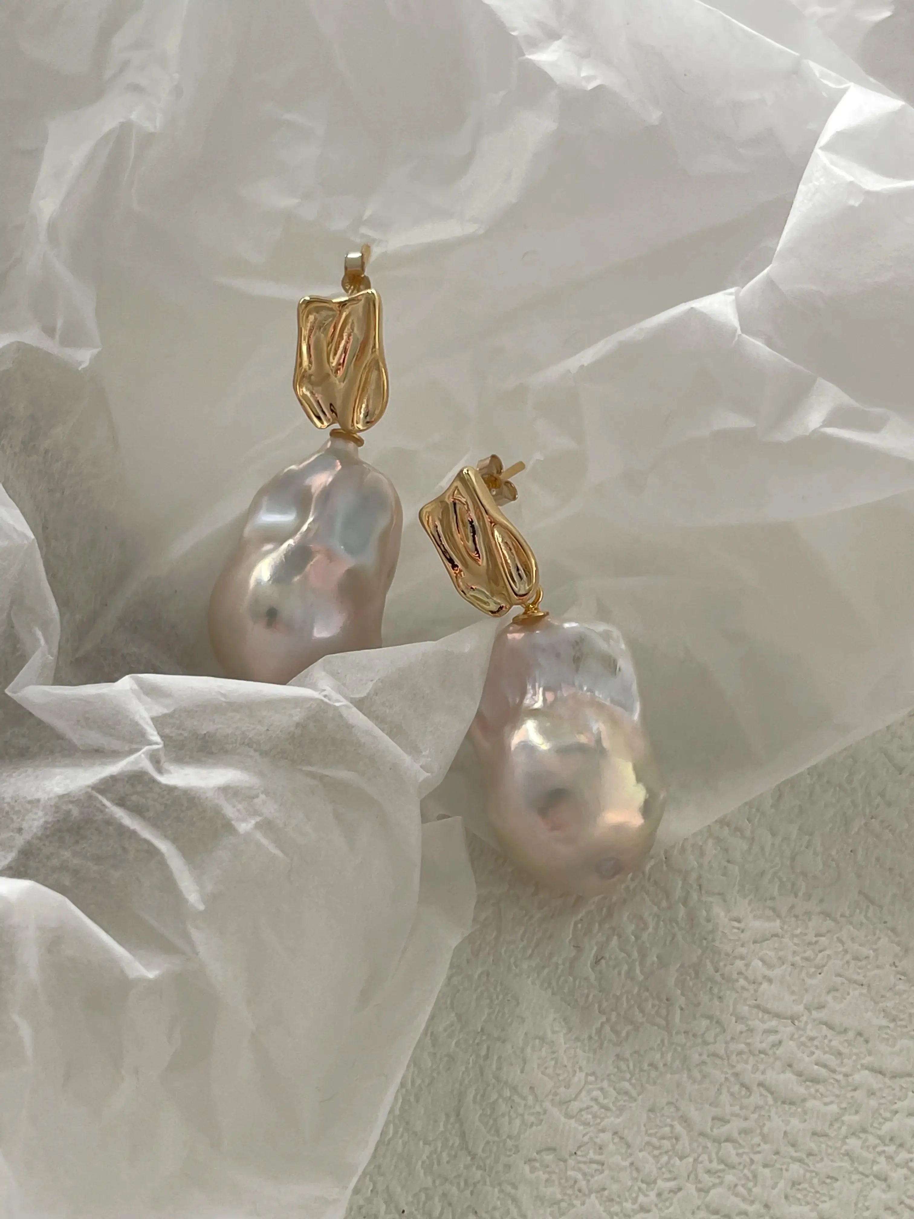 Timeless Drop Earrings – 18K Gold Teardrop Baroque Pearls
