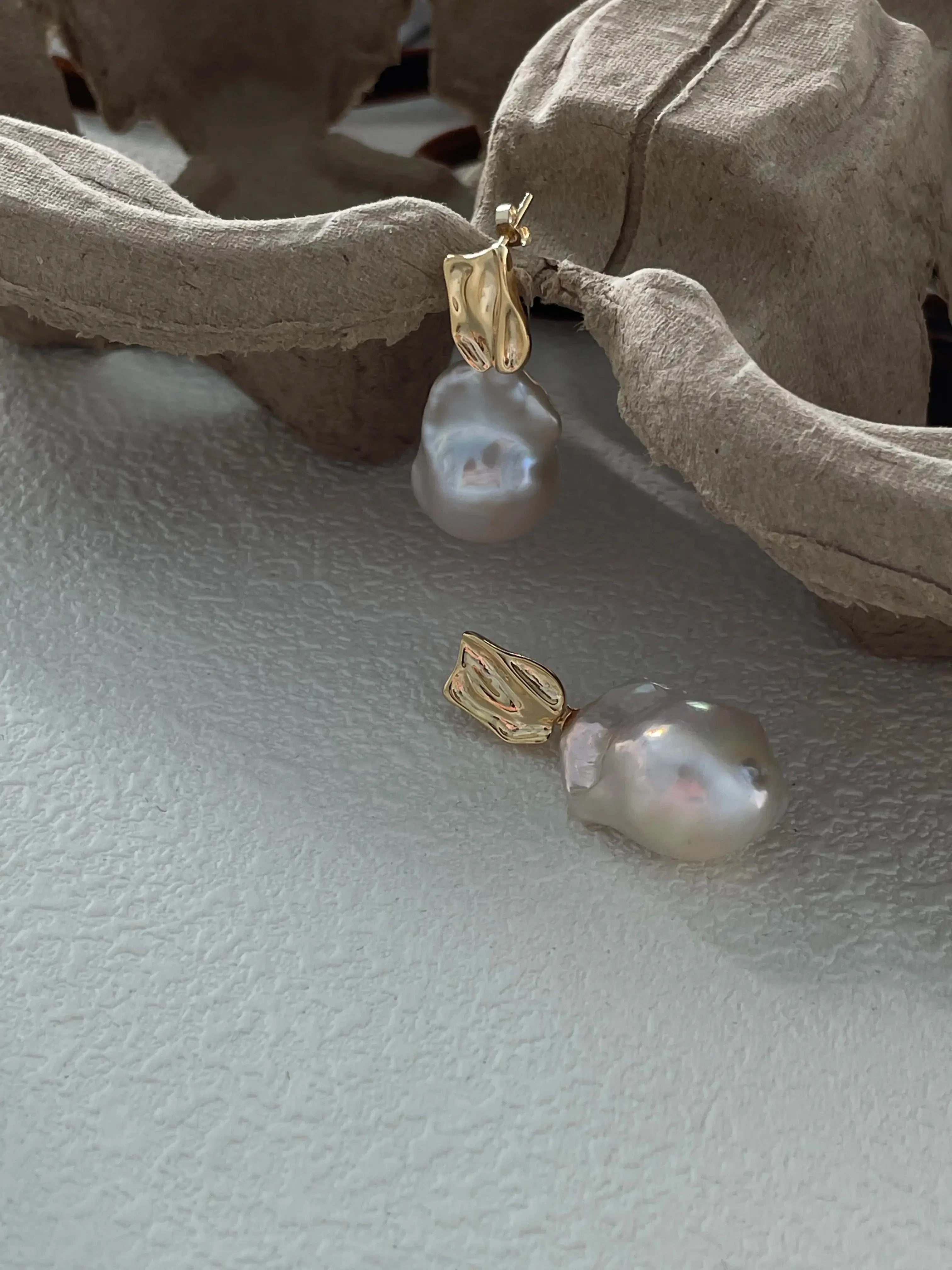 Timeless Drop Earrings – 18K Gold Teardrop Baroque Pearls