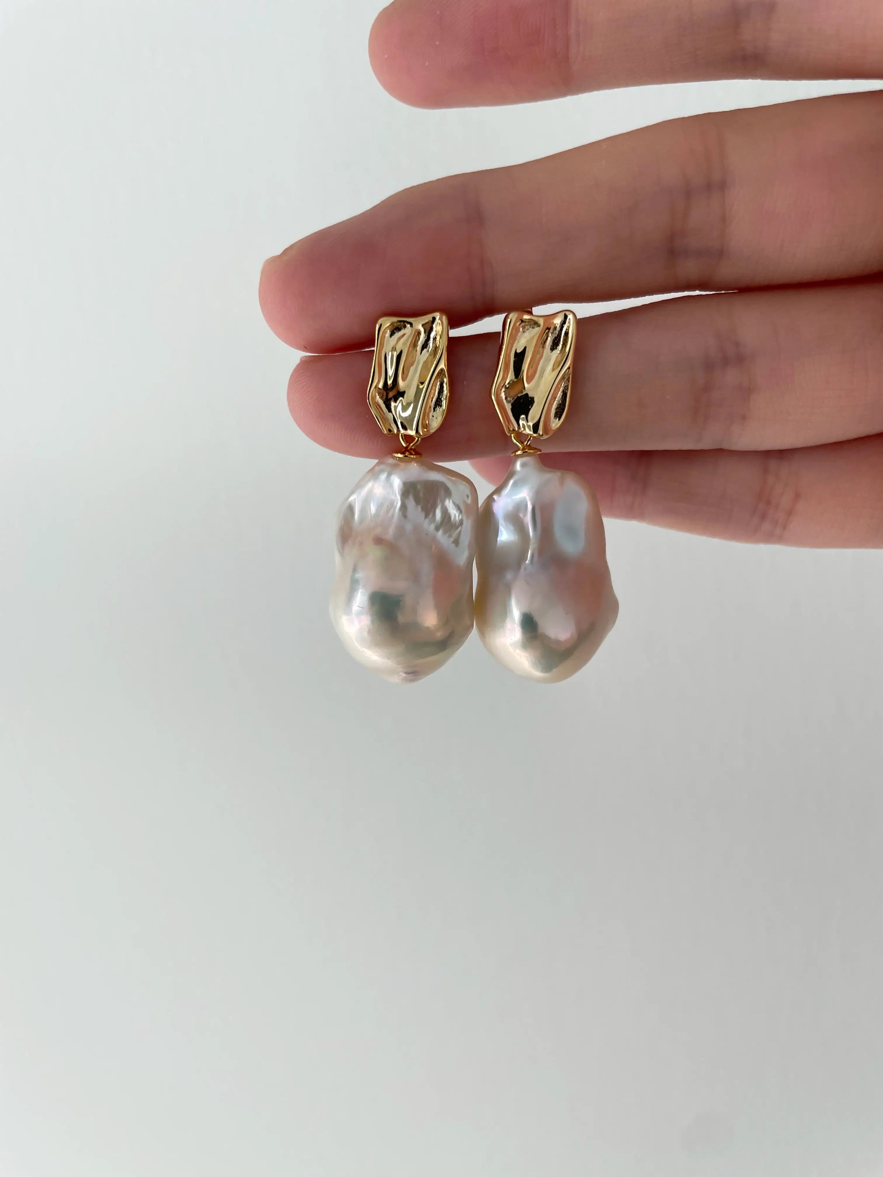 Timeless Drop Earrings – 18K Gold Teardrop Baroque Pearls