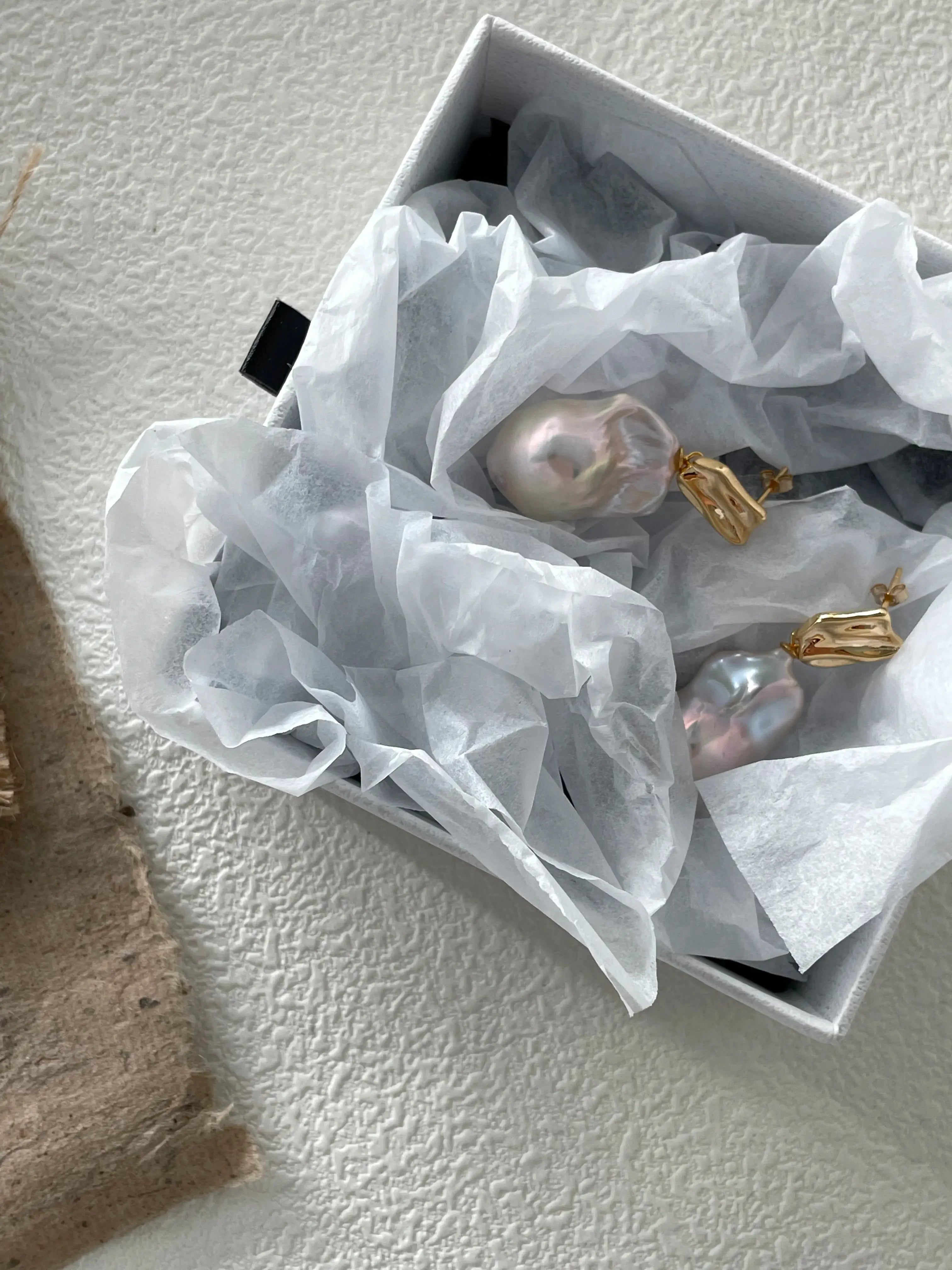 Timeless Drop Earrings – 18K Gold Teardrop Baroque Pearls