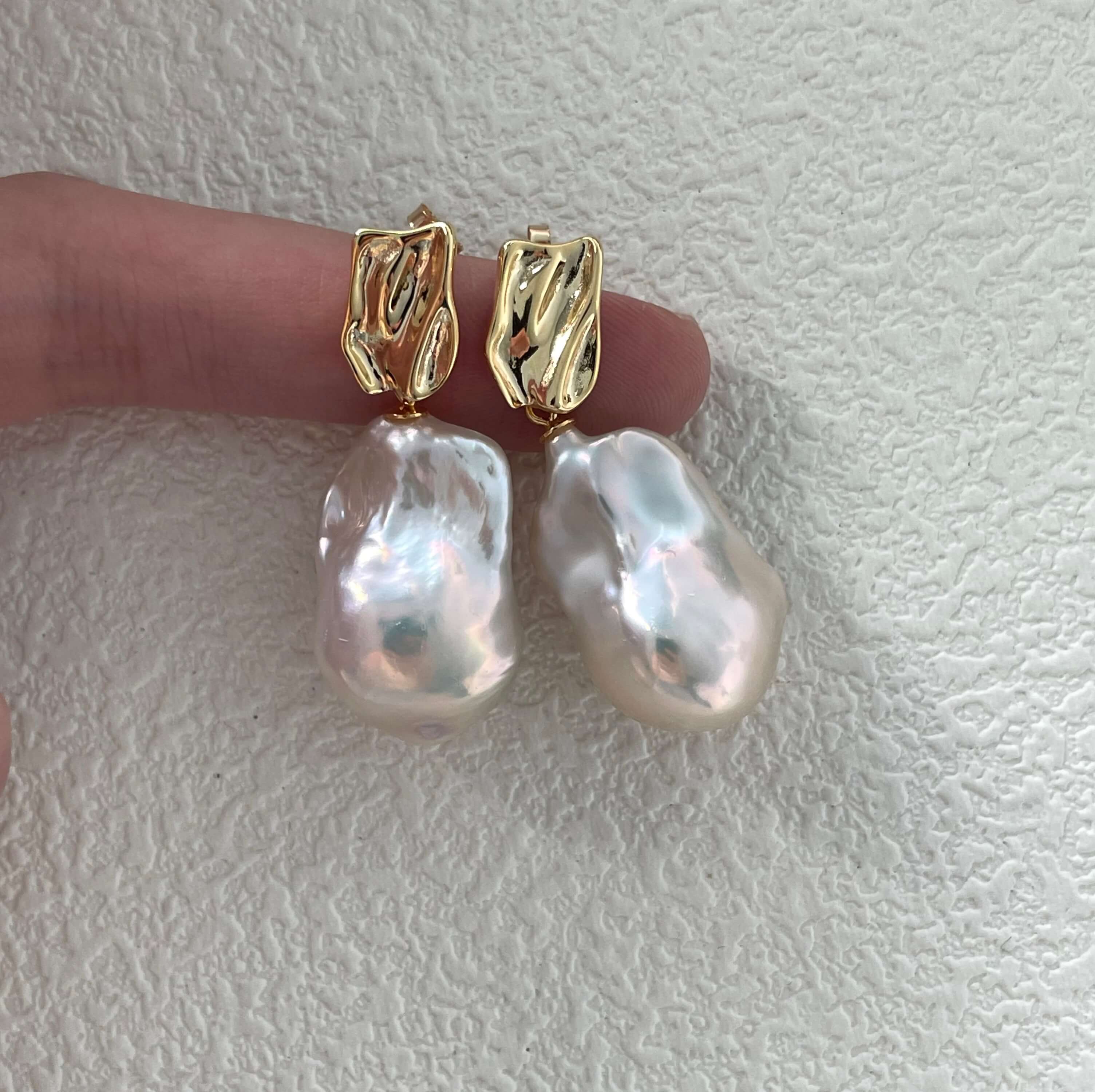 Timeless Drop Earrings – 18K Gold Teardrop Baroque Pearls