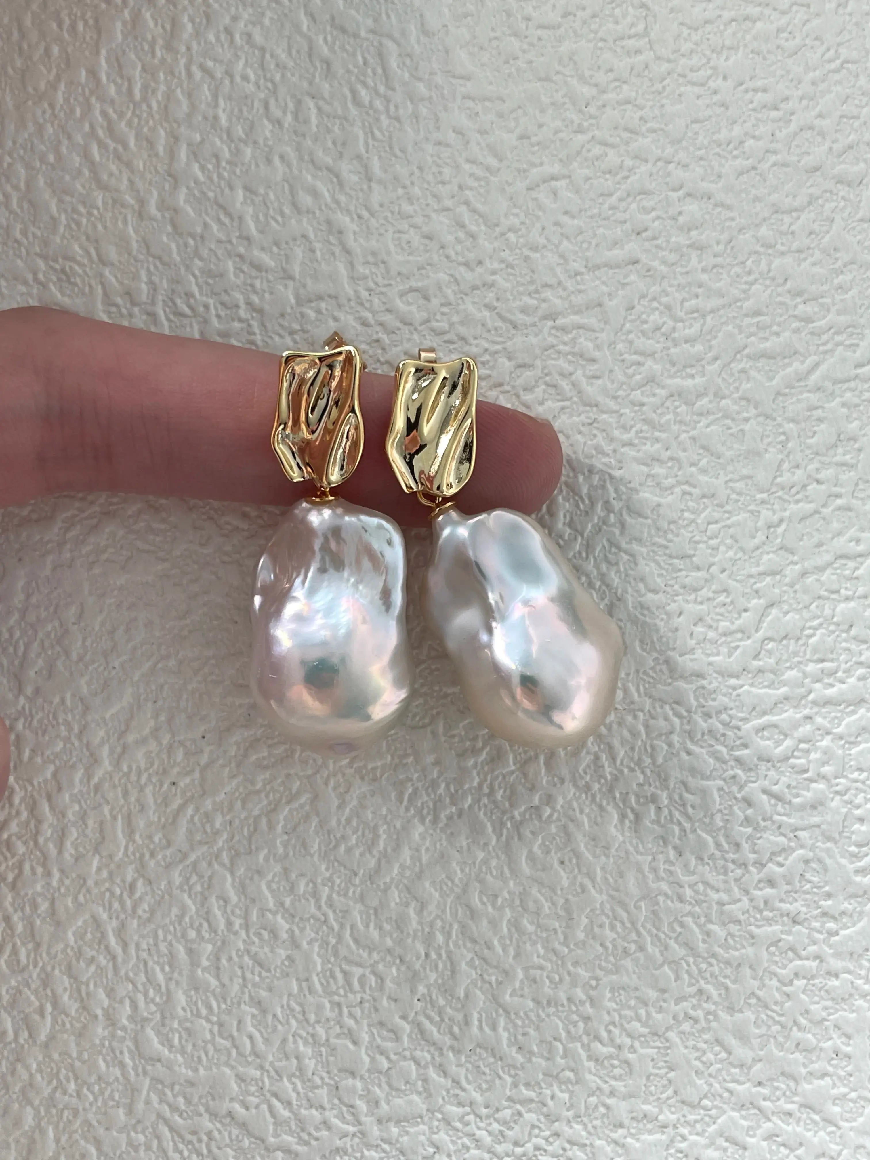 Timeless Drop Earrings – 18K Gold Teardrop Baroque Pearls