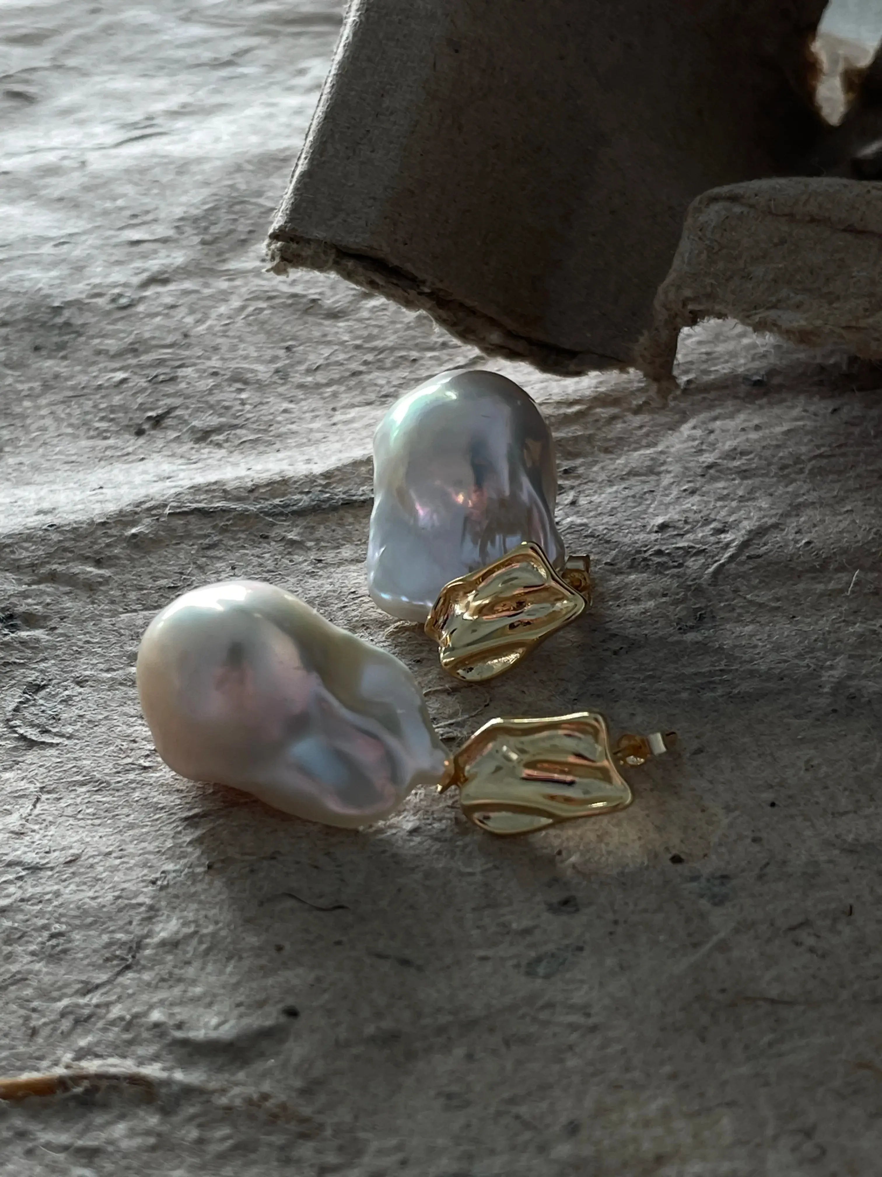 Timeless Drop Earrings – 18K Gold Teardrop Baroque Pearls