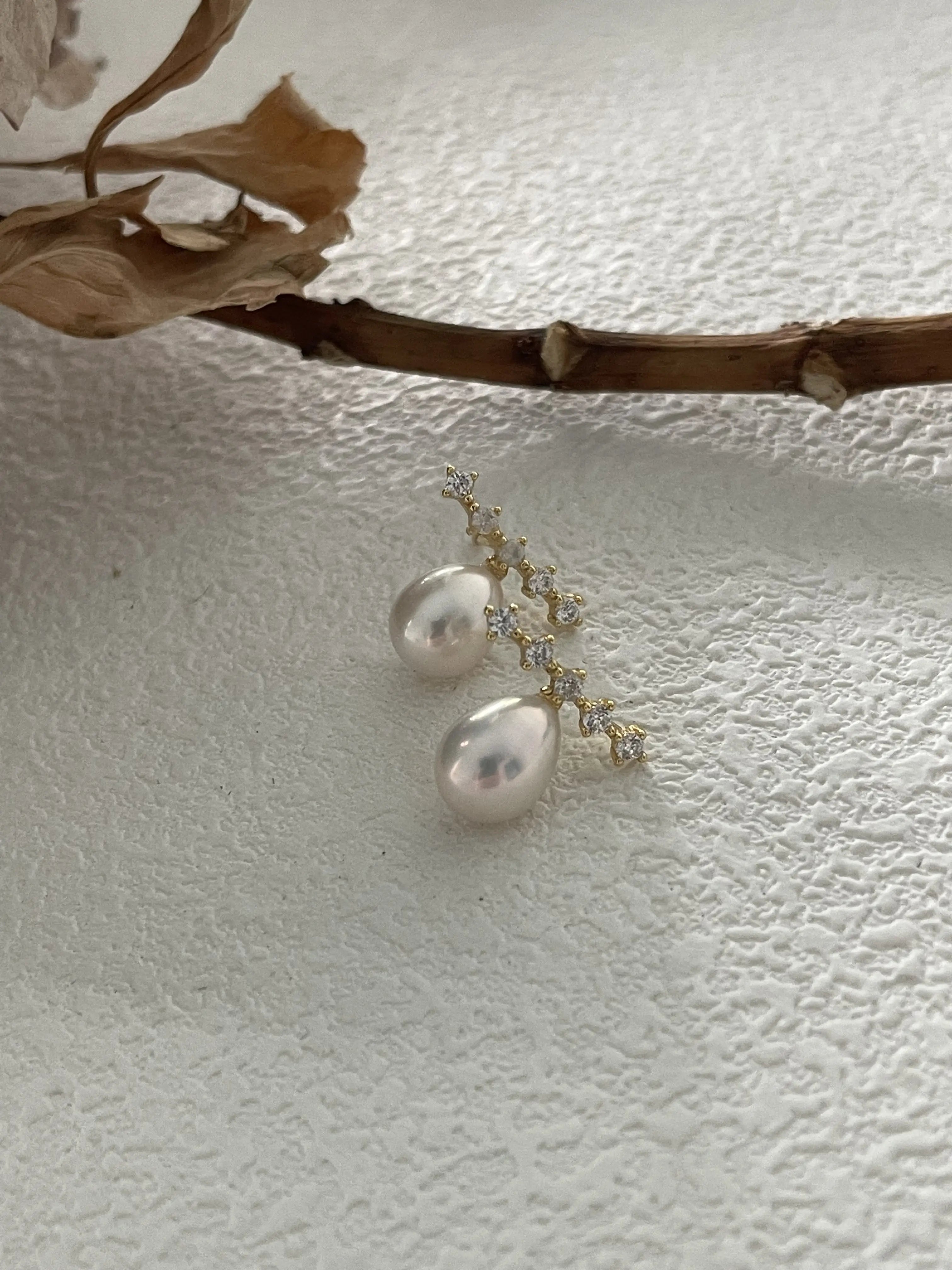 Radiant Line Earrings – Teardrop Pearl Studs