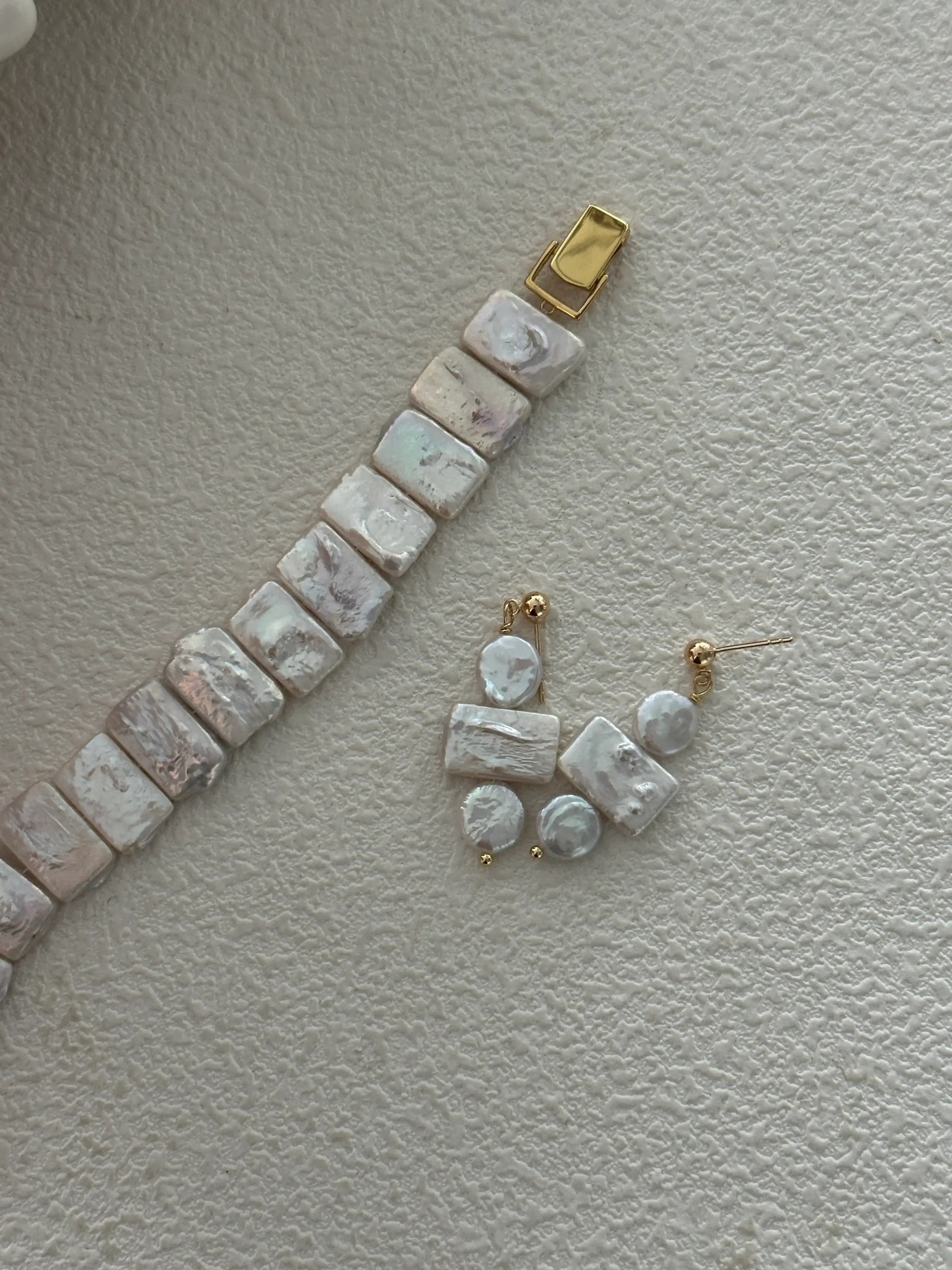 Geometric Elegance Earrings – 18K Gold Baroque Pearls