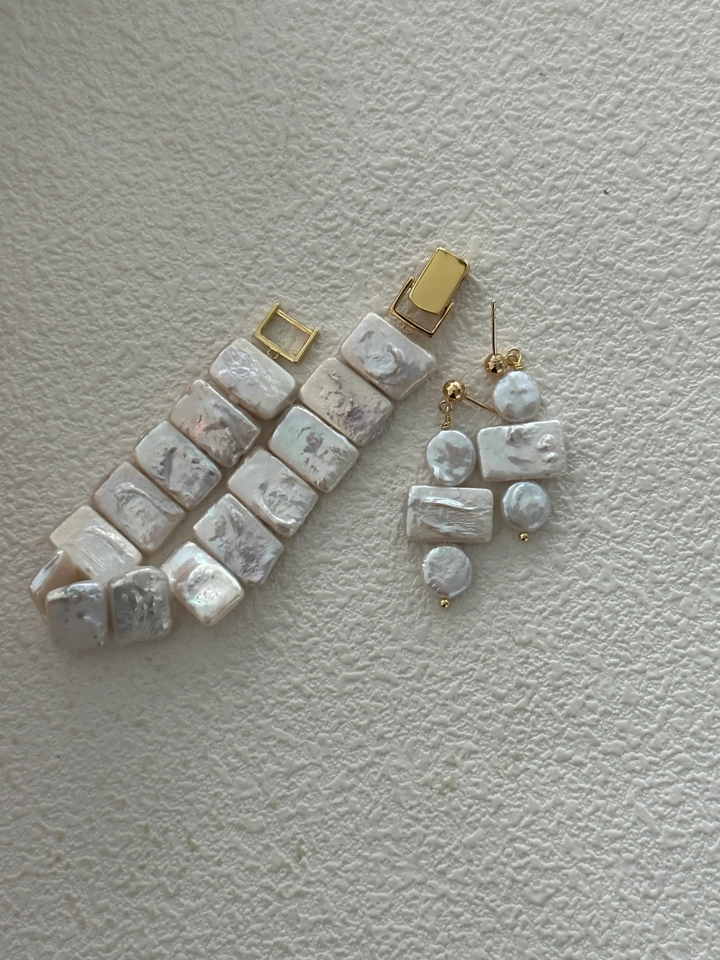 Geometric Elegance Earrings – 18K Gold Baroque Pearls