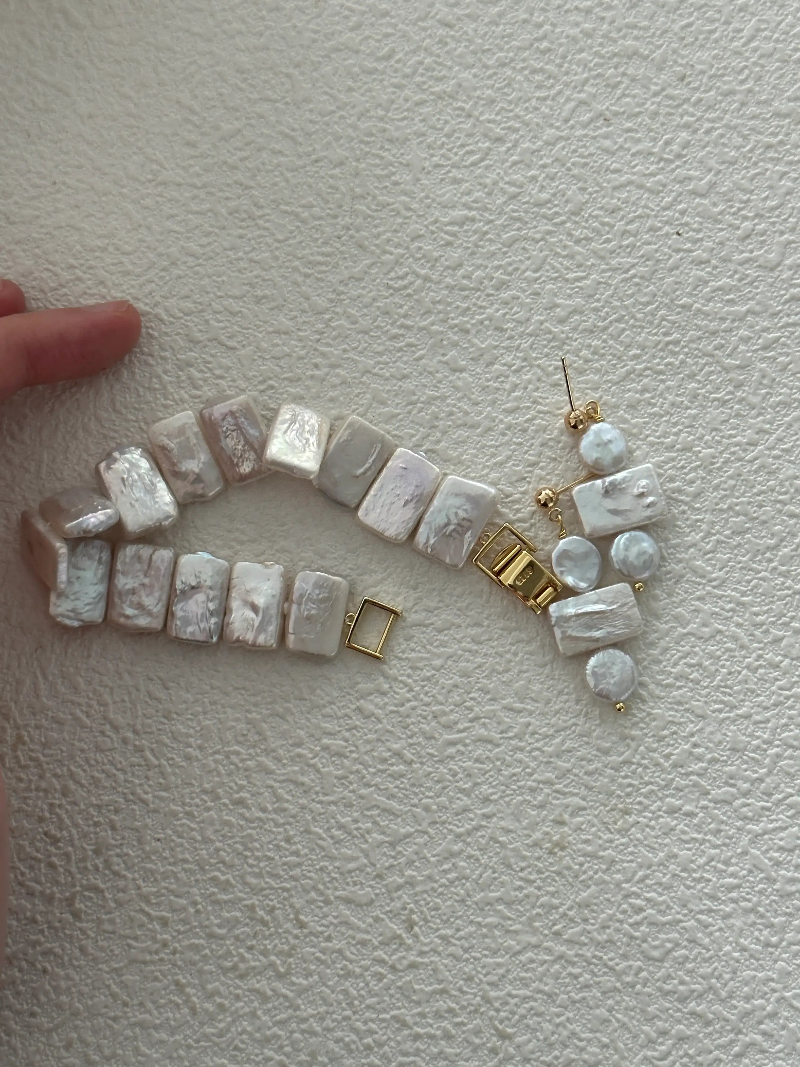 Geometric Elegance Earrings – 18K Gold Baroque Pearls