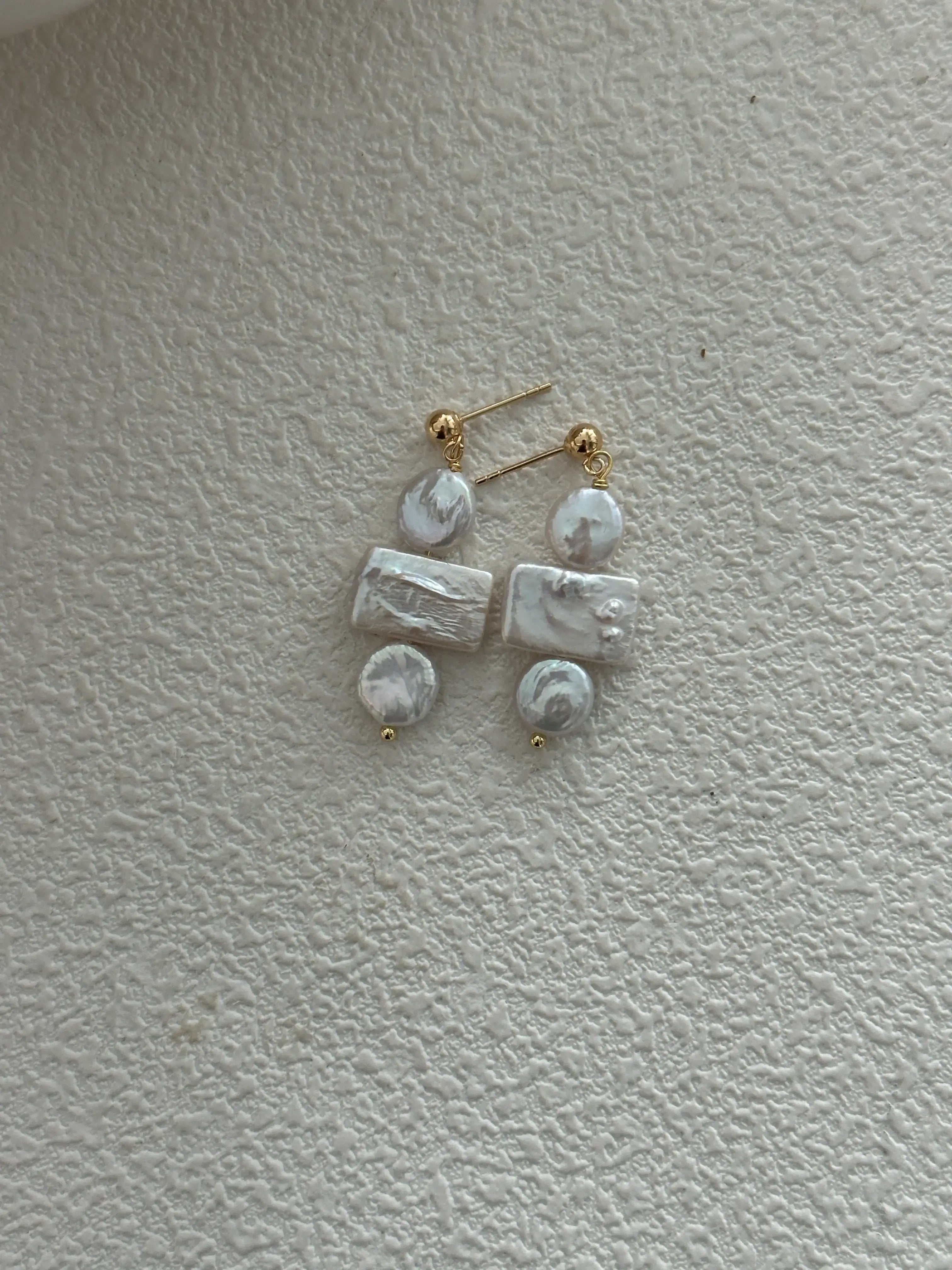 Geometric Elegance Earrings – 18K Gold Baroque Pearls