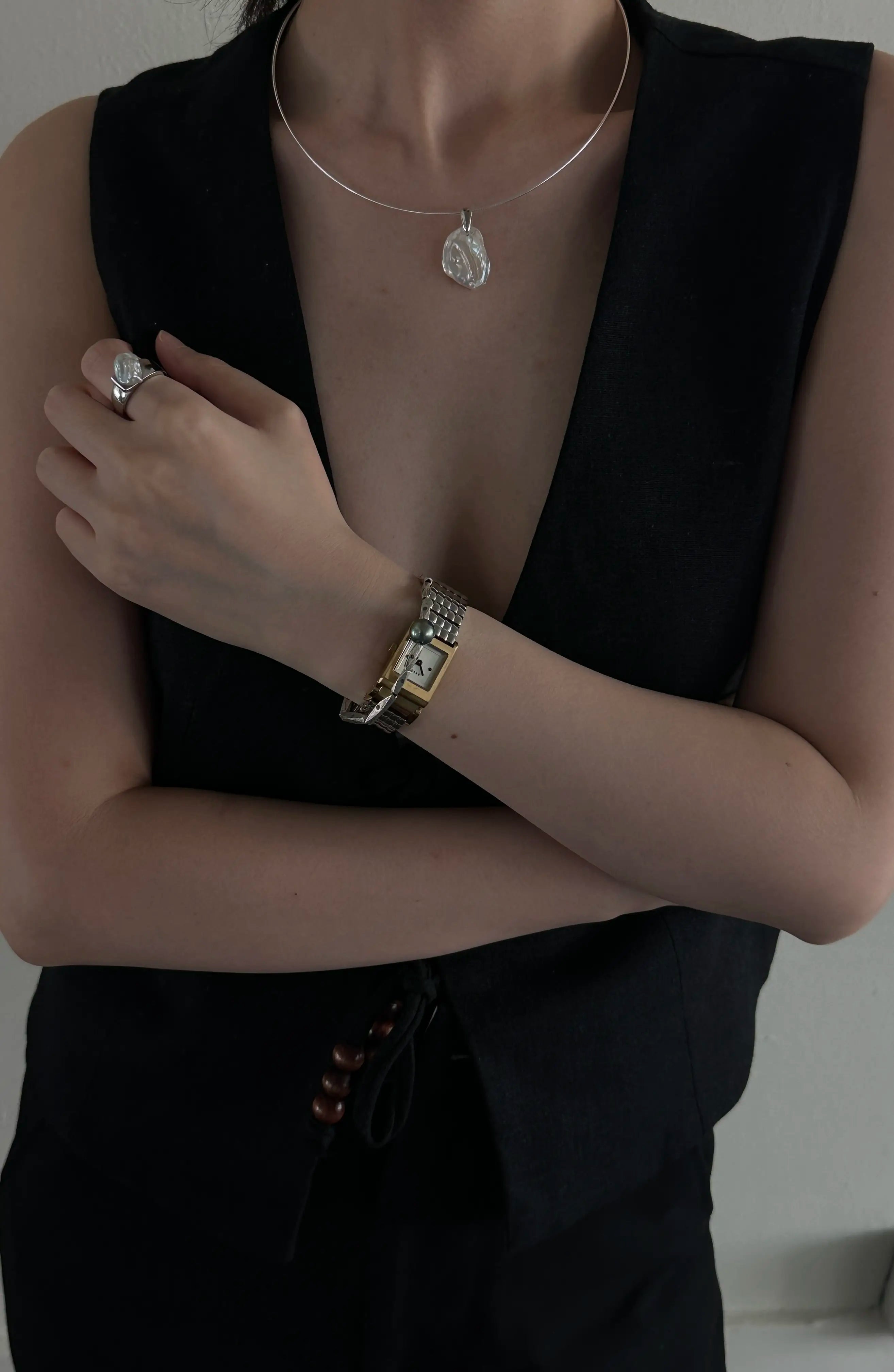 Elegant Petal Baroque Pearl Pendant Choker with Silver Wire