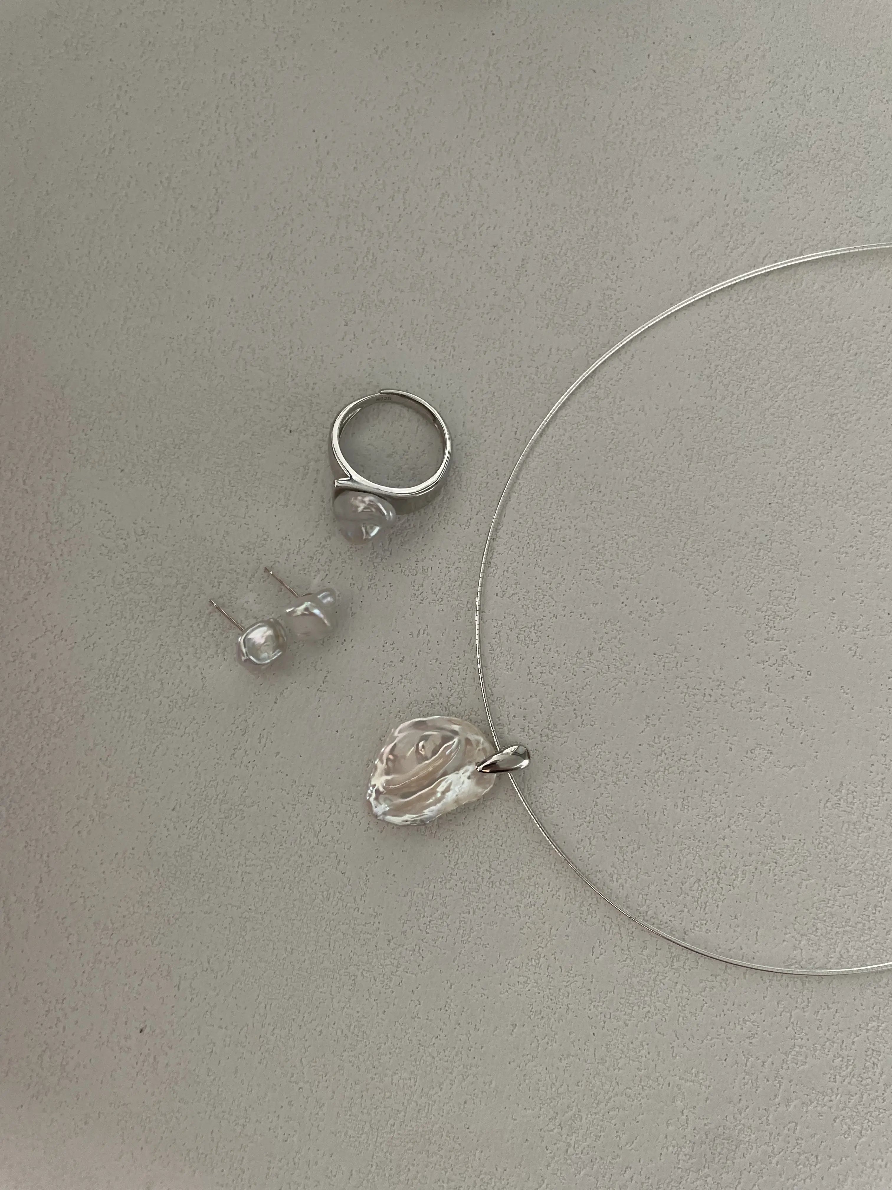 Elegant Petal Baroque Pearl Pendant Choker with Silver Wire