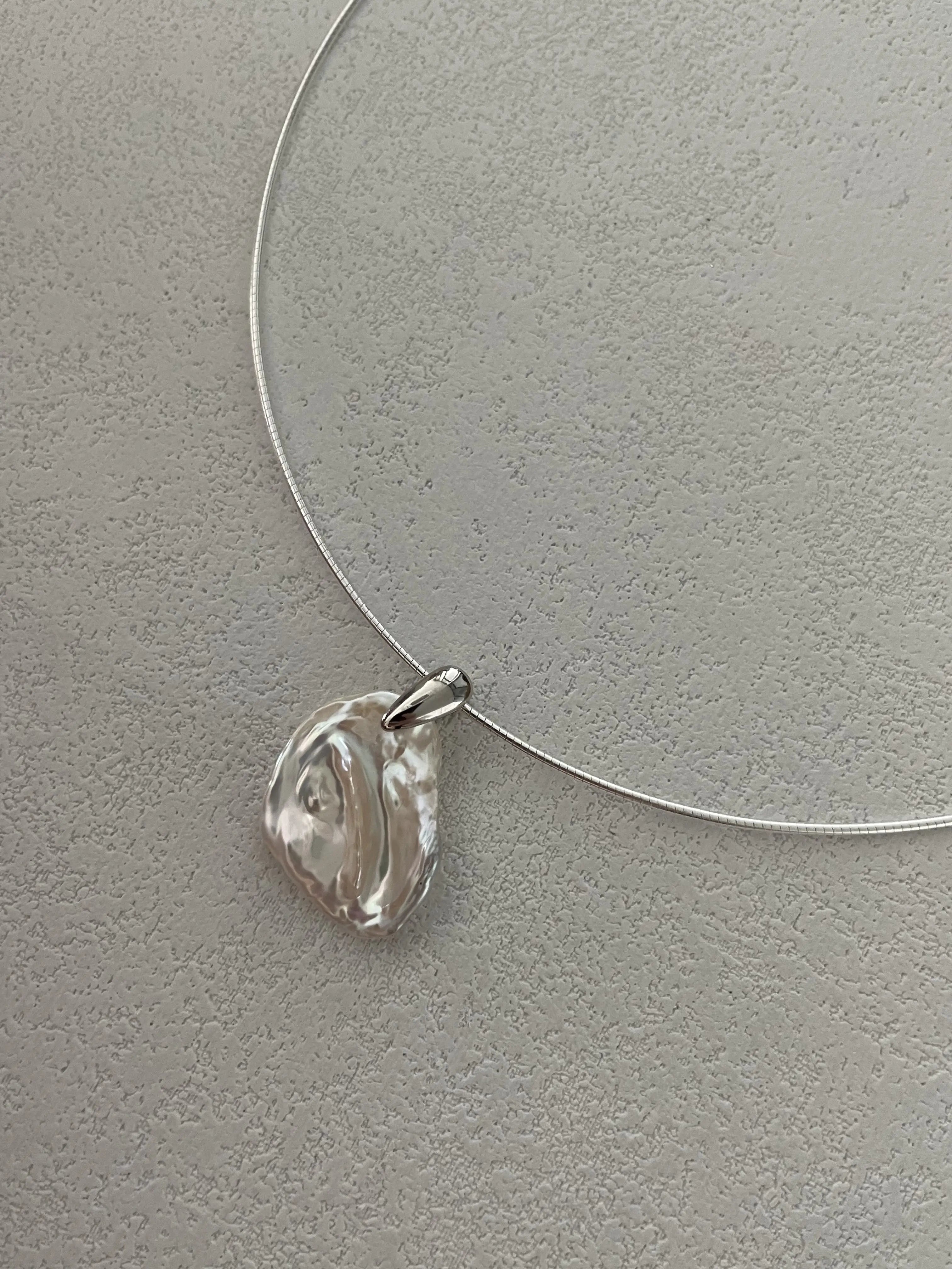 Elegant Petal Baroque Pearl Pendant Choker with Silver Wire