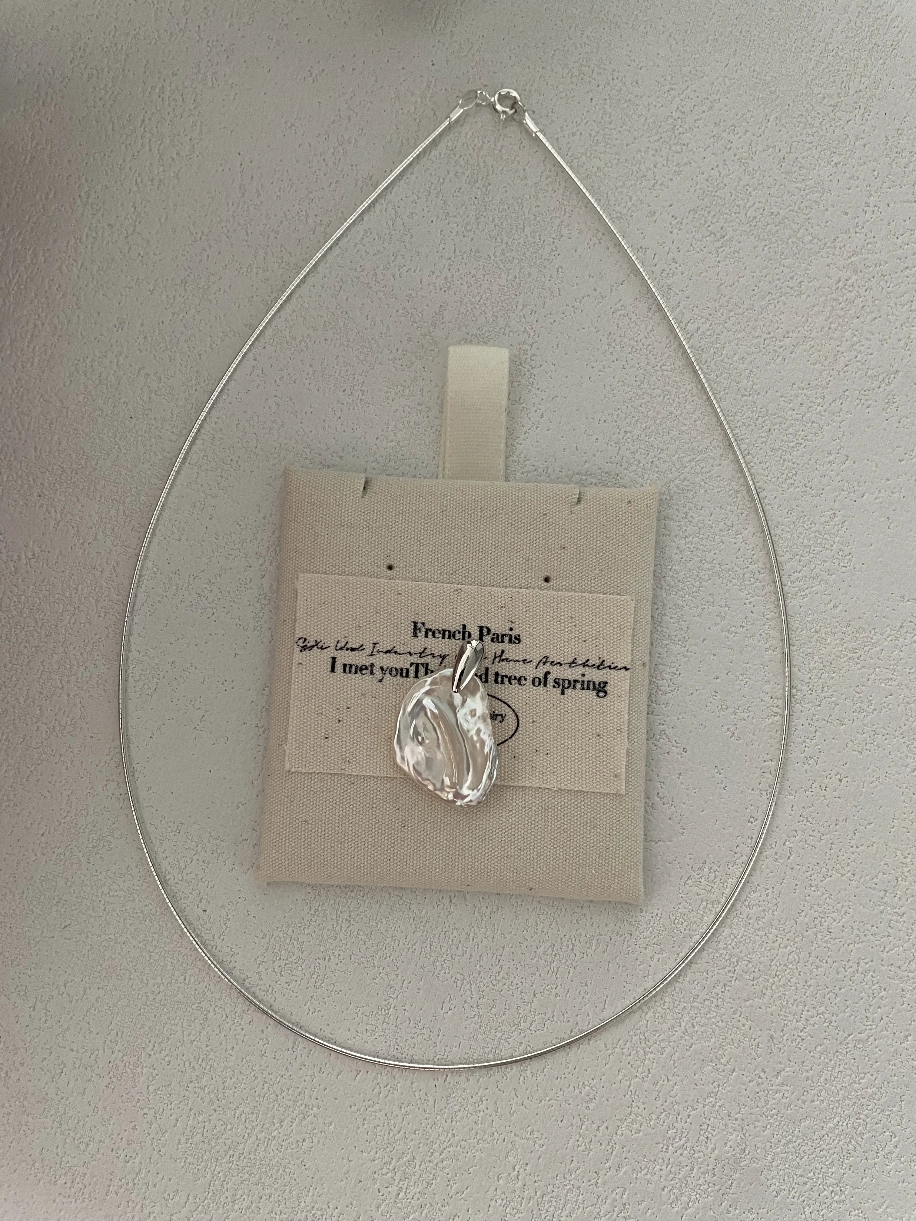 Elegant Petal Baroque Pearl Pendant Choker with Silver Wire