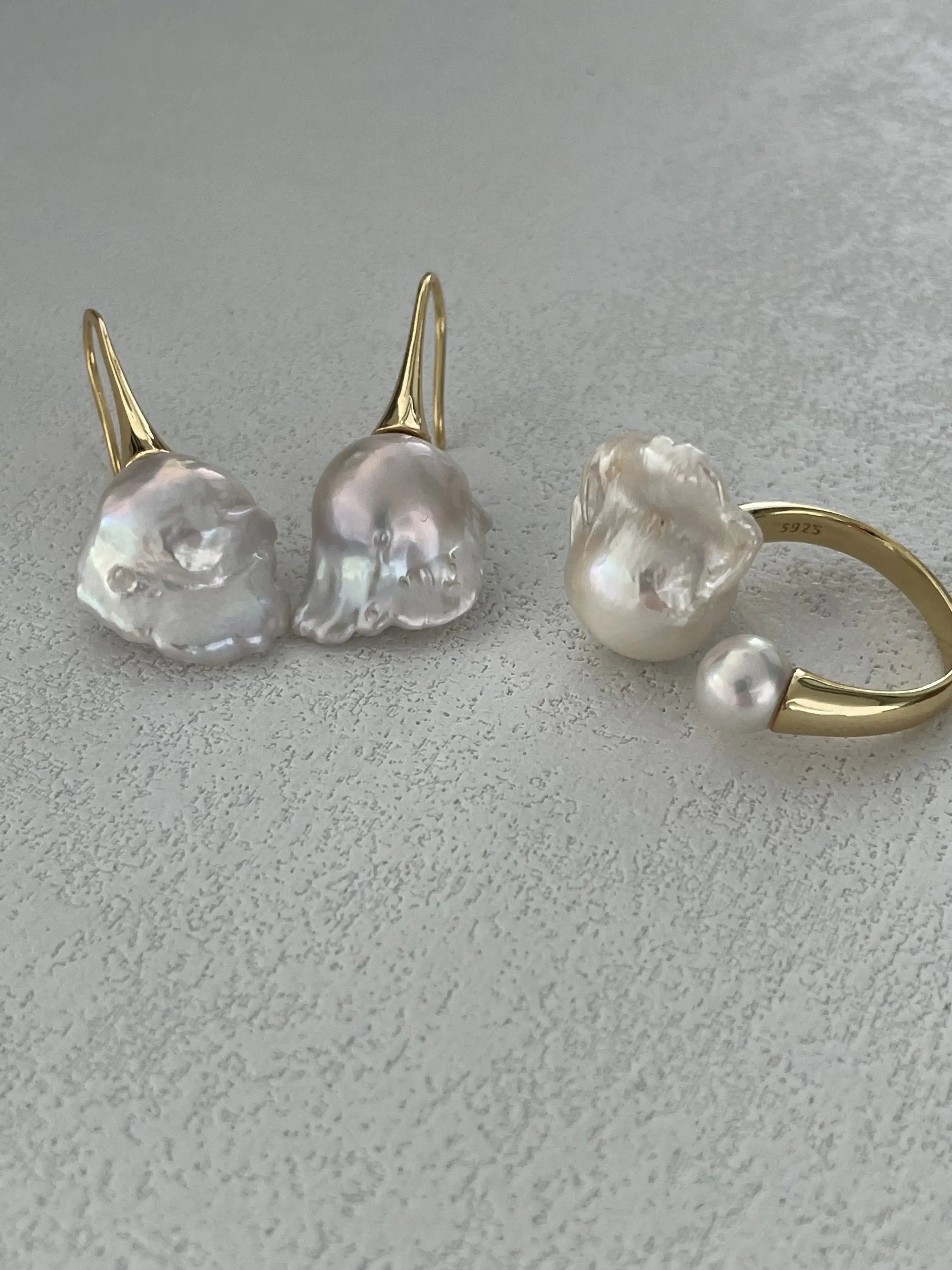 Elegant Stiletto Earrings – 18K Gold & Baroque Pearls