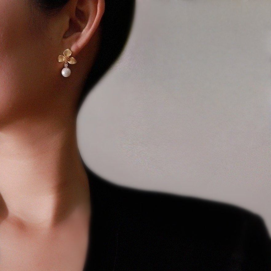 Orchid Grace – Freshwater Pearl Earrings