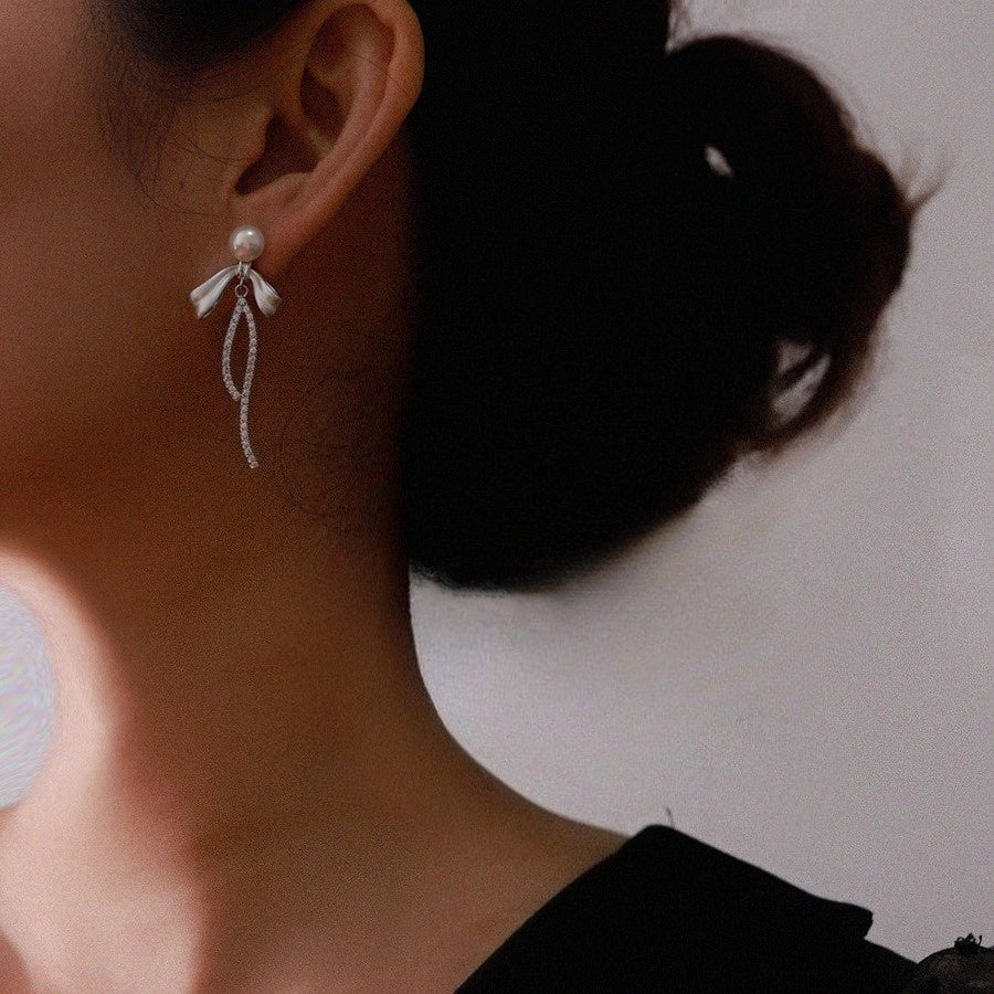 Ribbon Flow – Freshwater Pearl Earrings.