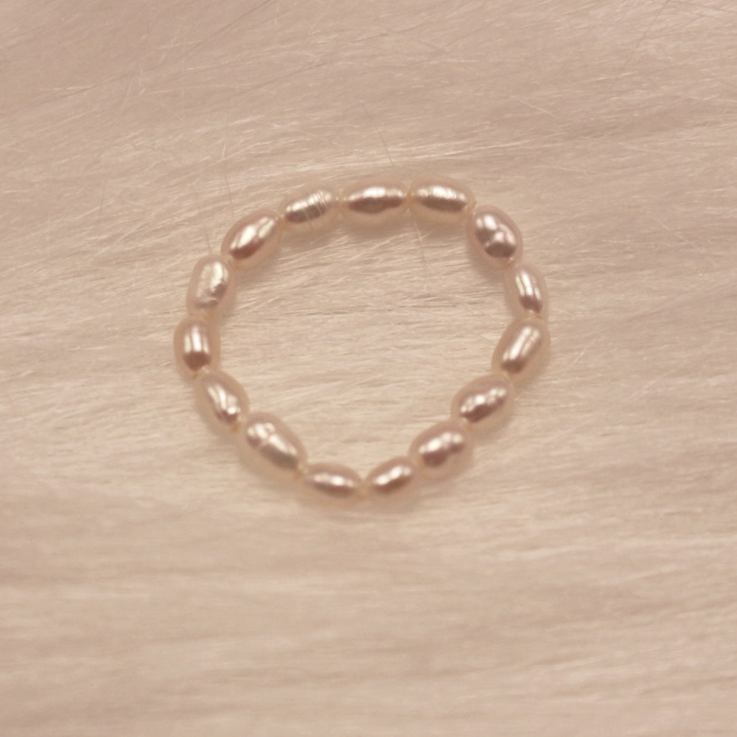 The Luster and Color Display of Freshwater Pearl Stretch Ring
