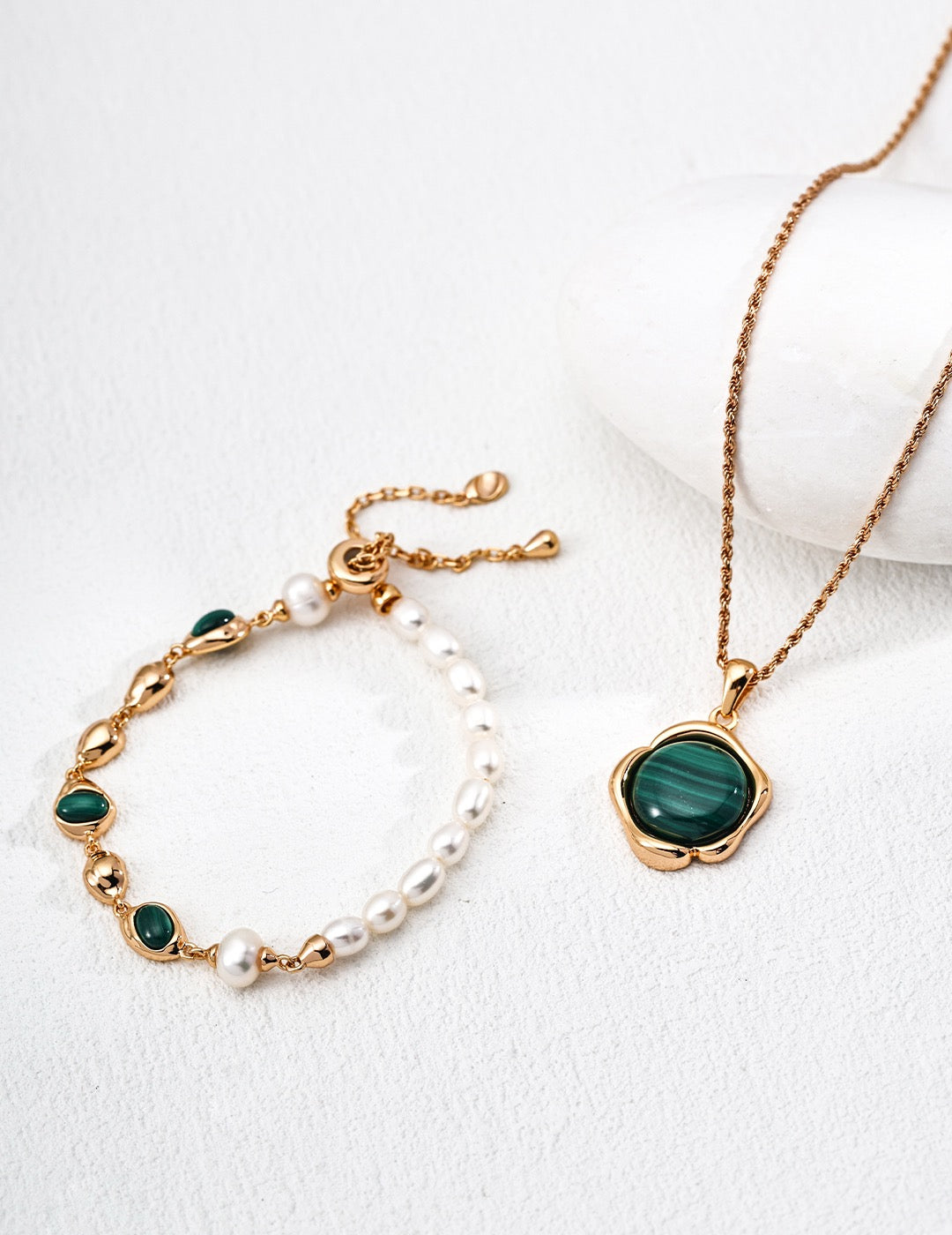 Emerald Glow – Malachite & Pearl Bracelet