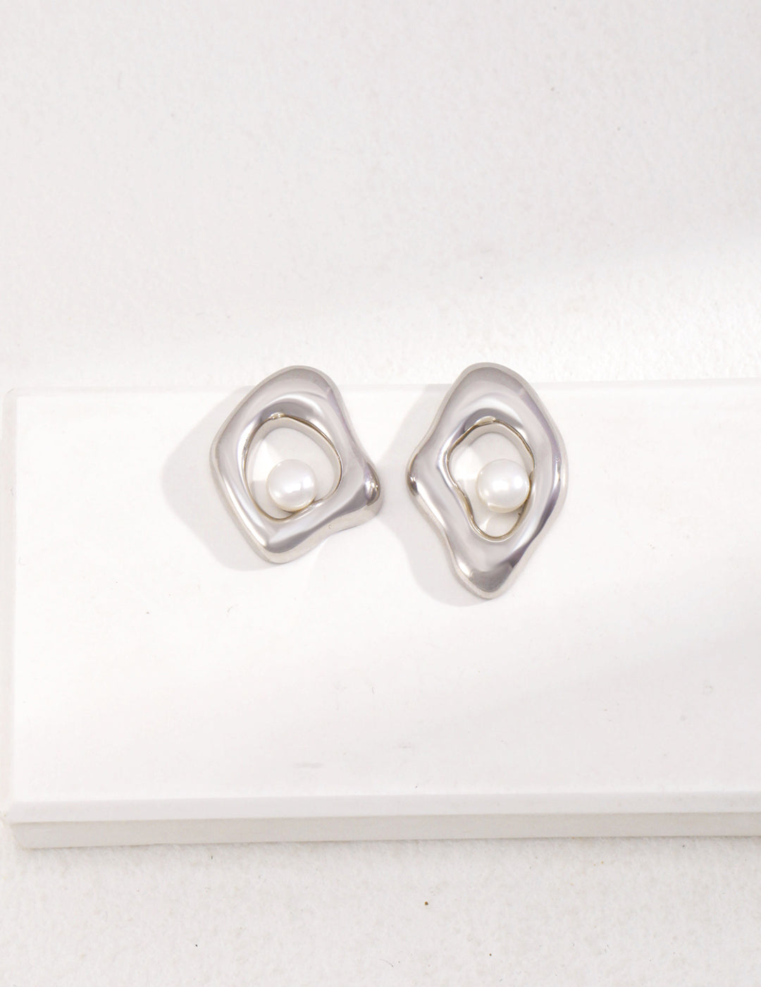 Aurora Frame Freshwater Pearl Necklace