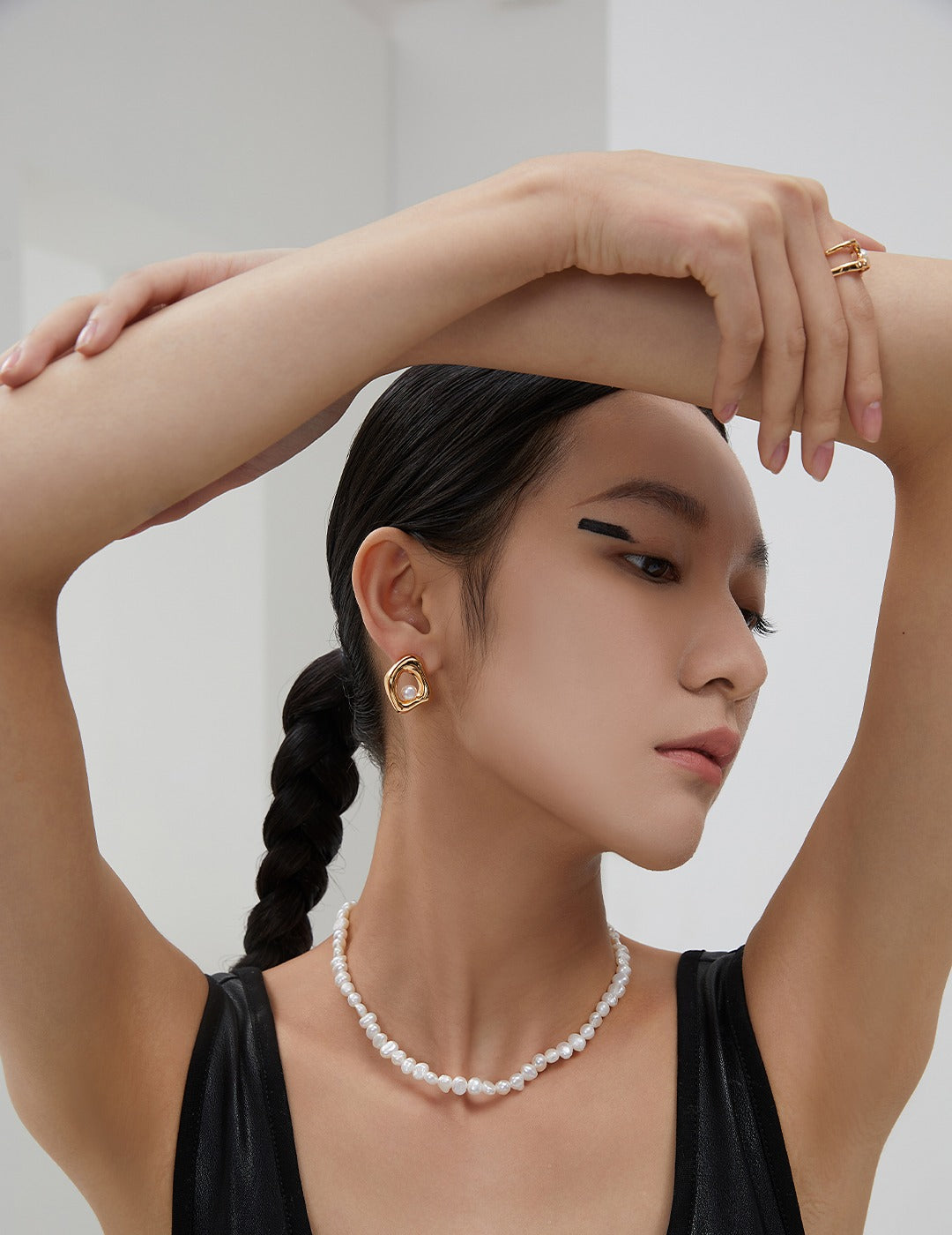 Aurora Frame Freshwater Pearl Necklace