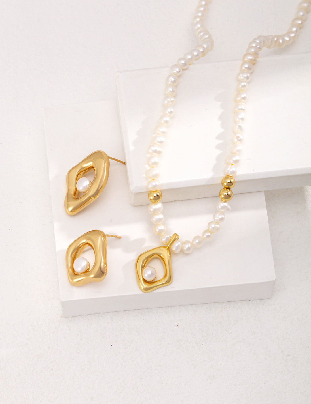 Aurora Frame Freshwater Pearl Necklace