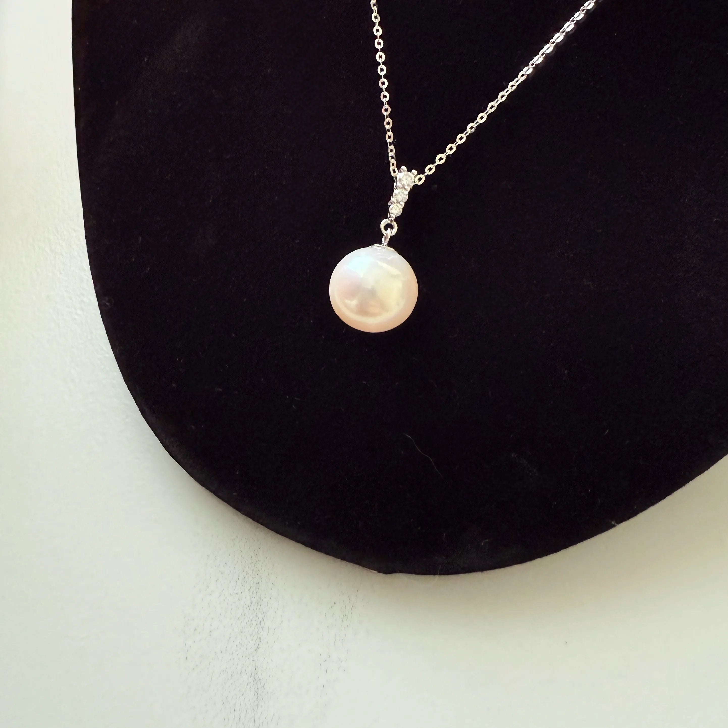 Eterna Grace – Pearl Necklace & Earrings Set