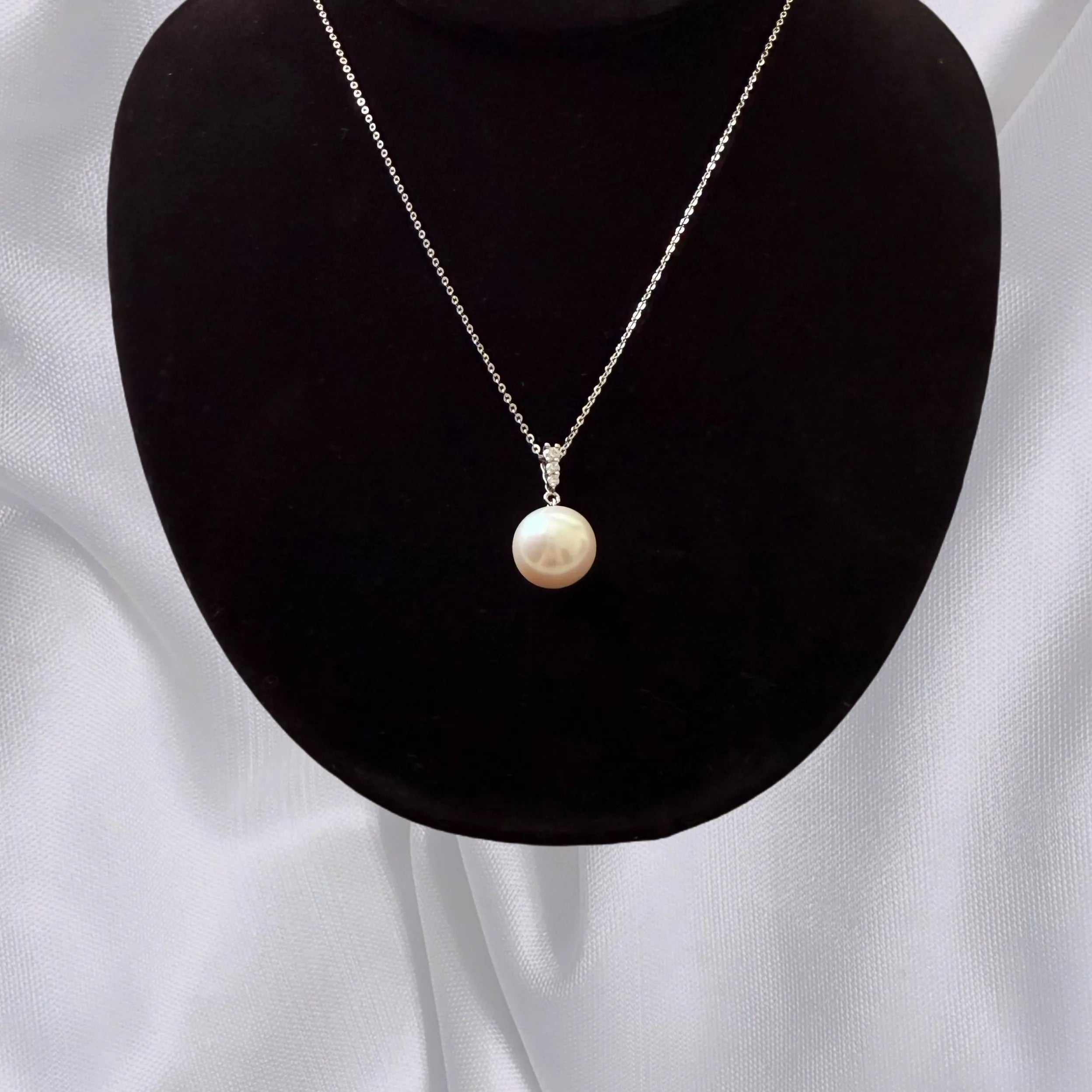 Eterna Grace – Pearl Necklace & Earrings Set