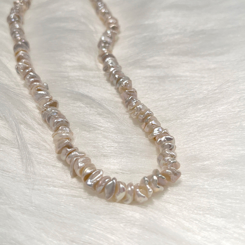 Display of the luster and color of the 5-6mm Coin-shaped Stacked hole Keshi Pearl necklace