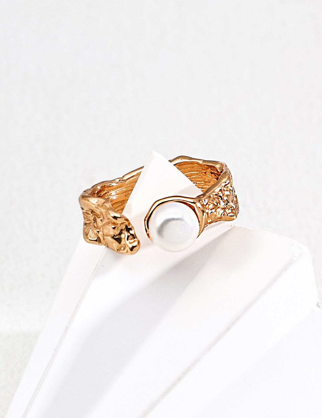 Aurora Crest – Textured Gold Band with Pearl