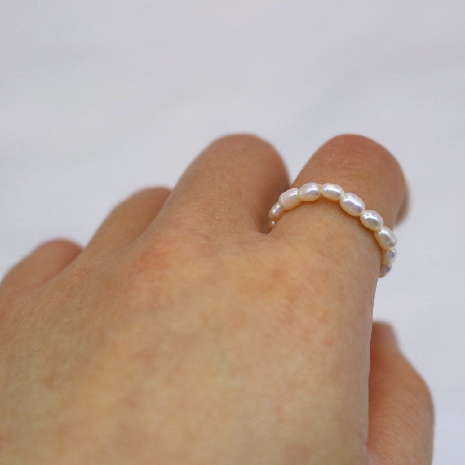 Real-person demonstration of the Freshwater Pearl Stretch Ring.