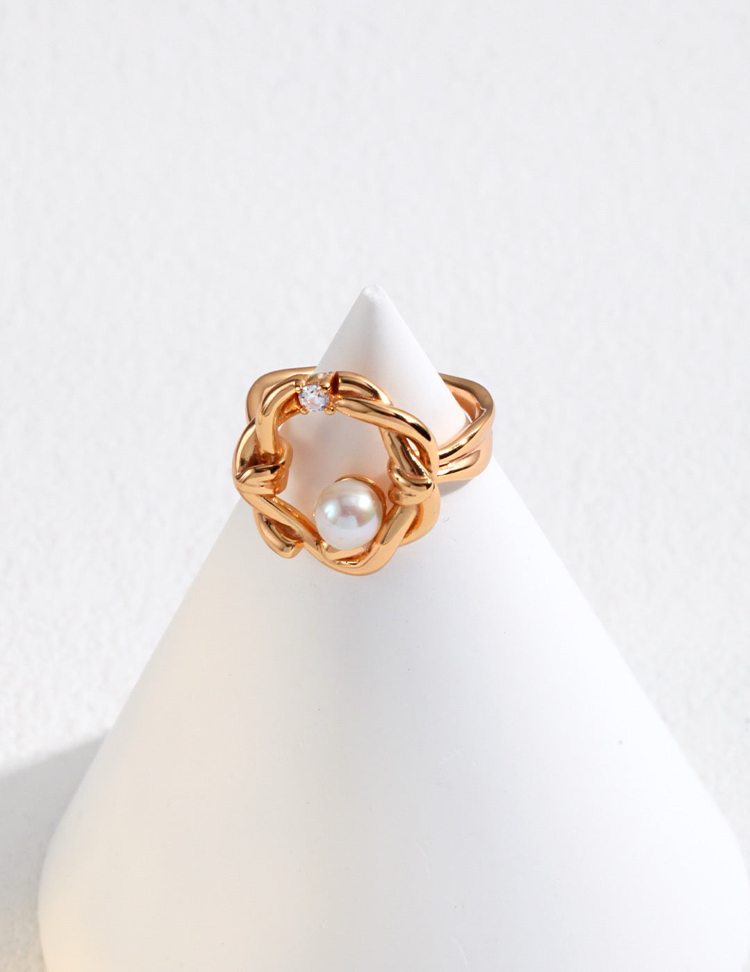 Willow Embrace – Gold-Plated Pearl Ring