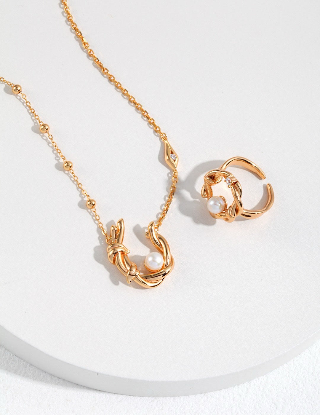 Willow Embrace – Gold-Plated Pearl Ring
