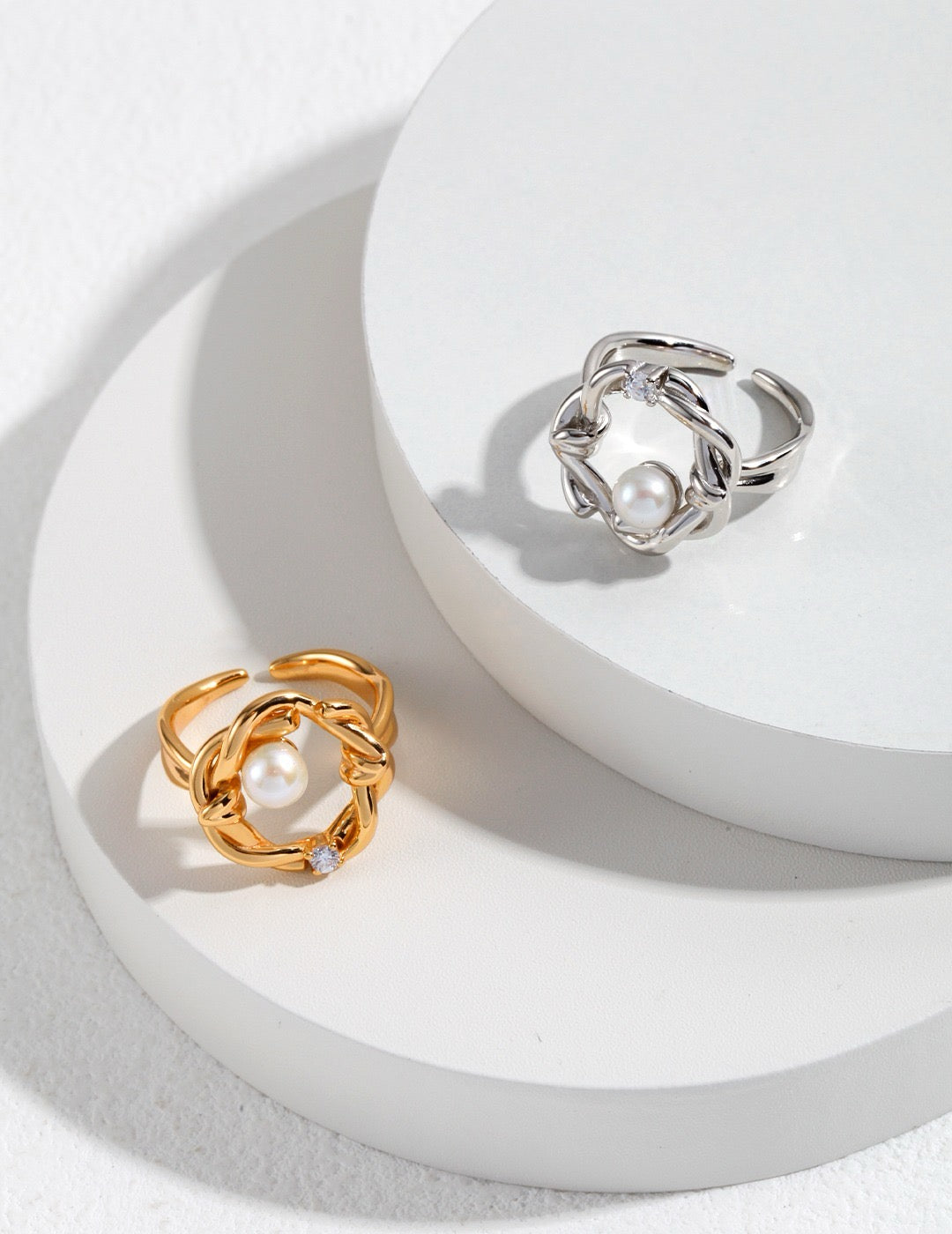 Willow Embrace – Gold-Plated Pearl Ring