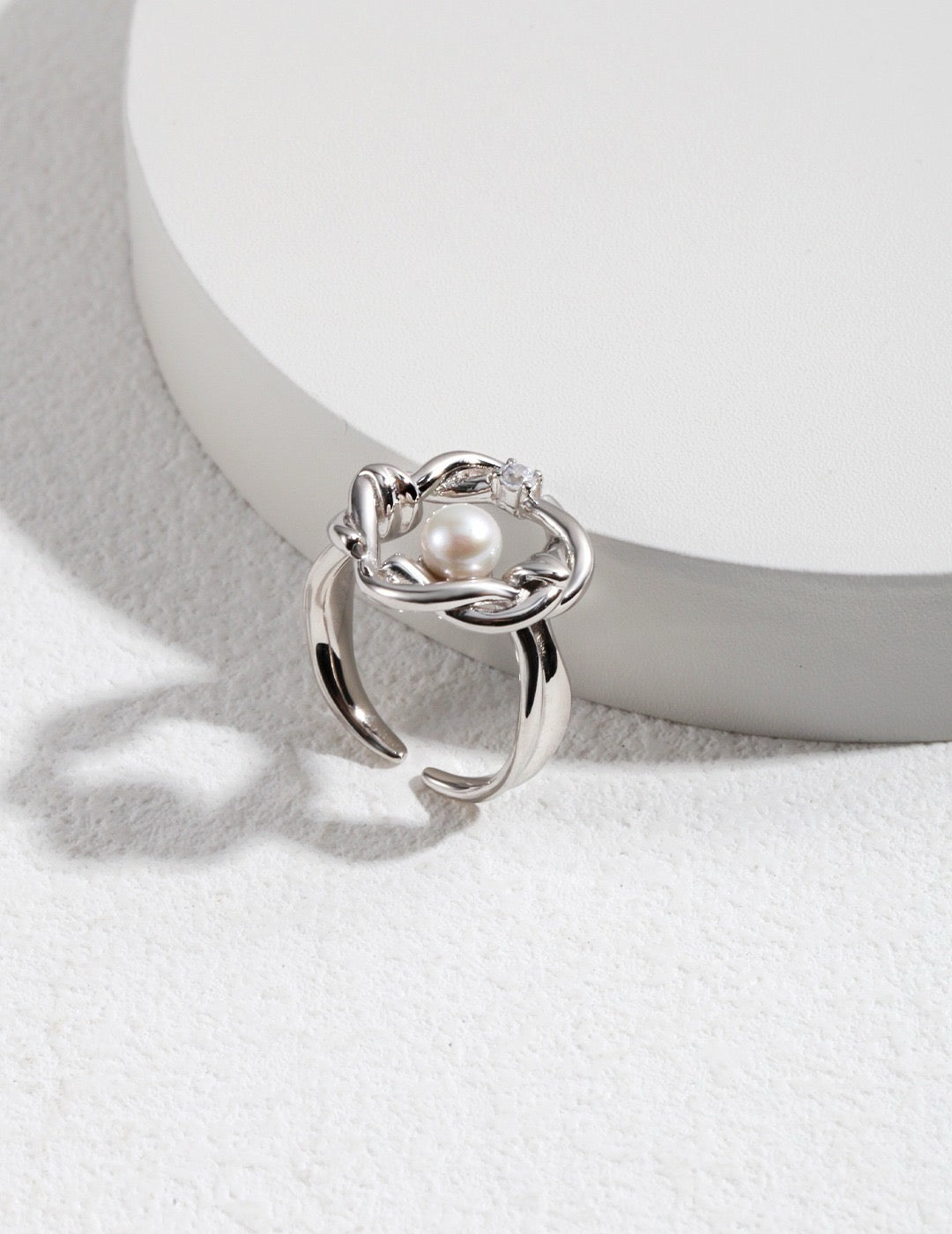 Willow Embrace – Gold-Plated Pearl Ring