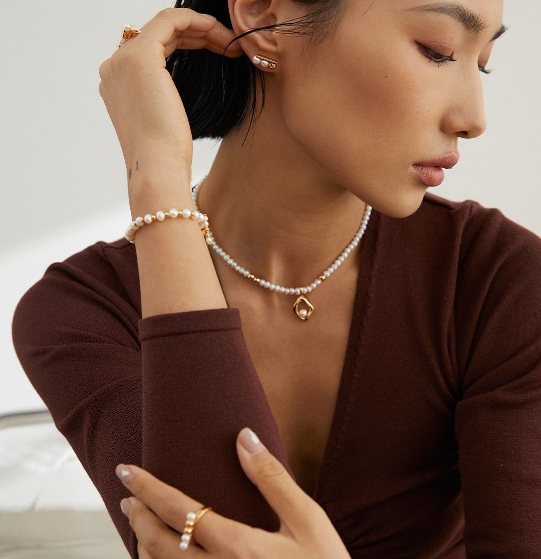 Aurora Frame Freshwater Pearl Necklace
