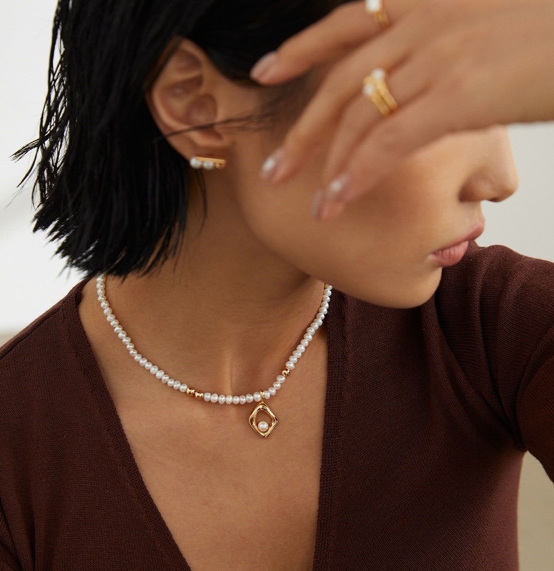 Aurora Frame Freshwater Pearl Necklace