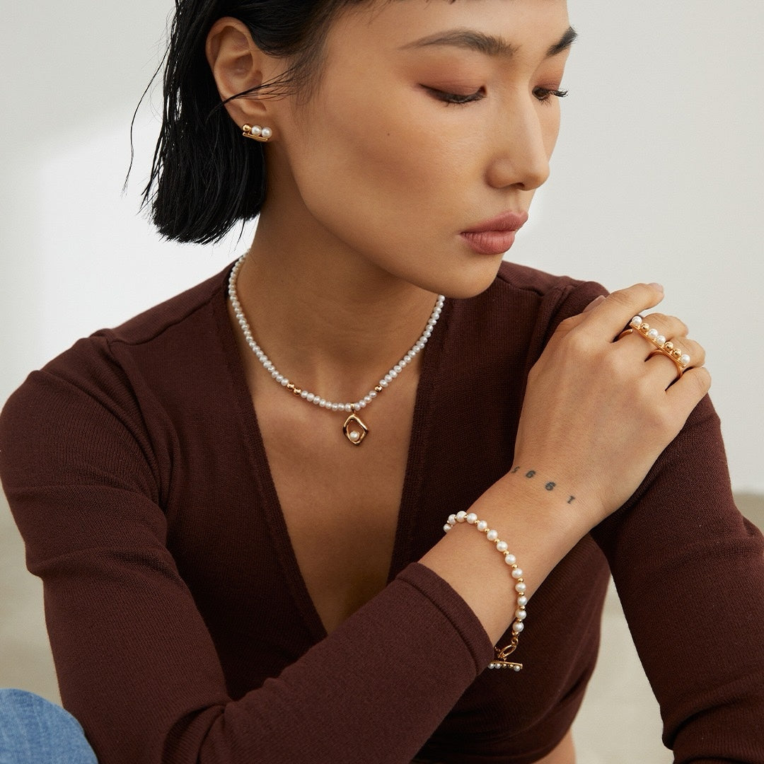 Aurora Frame Freshwater Pearl Necklace