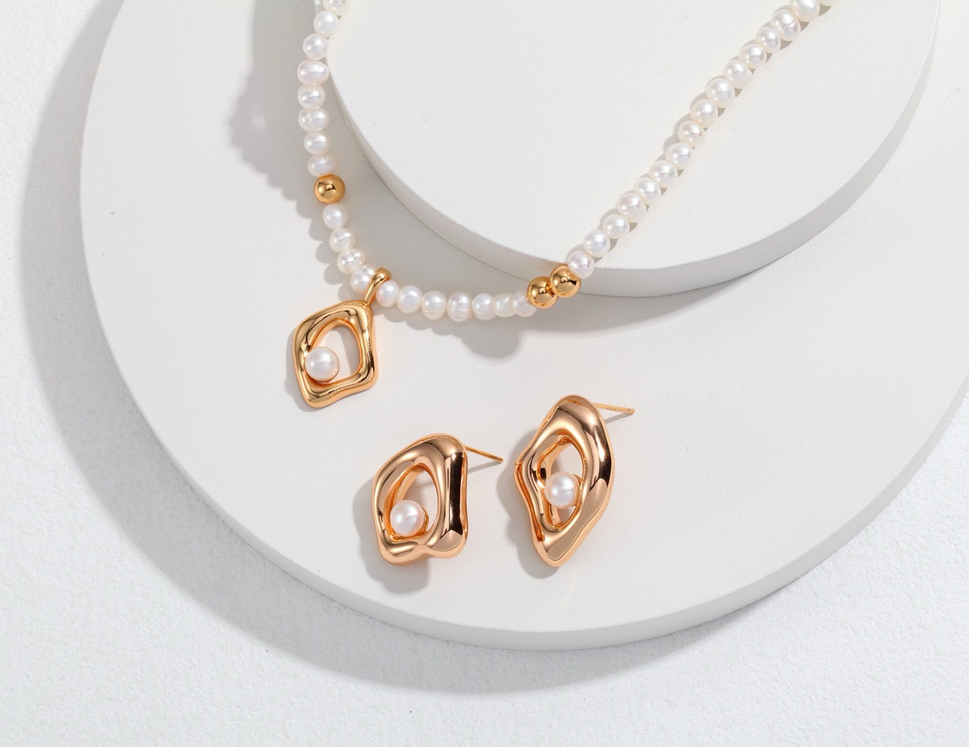 Aurora Frame Freshwater Pearl Necklace