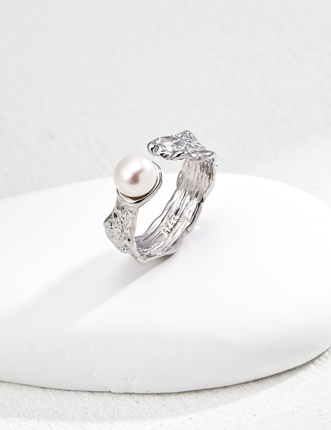 Aurora Crest – Textured Gold Band with Pearl