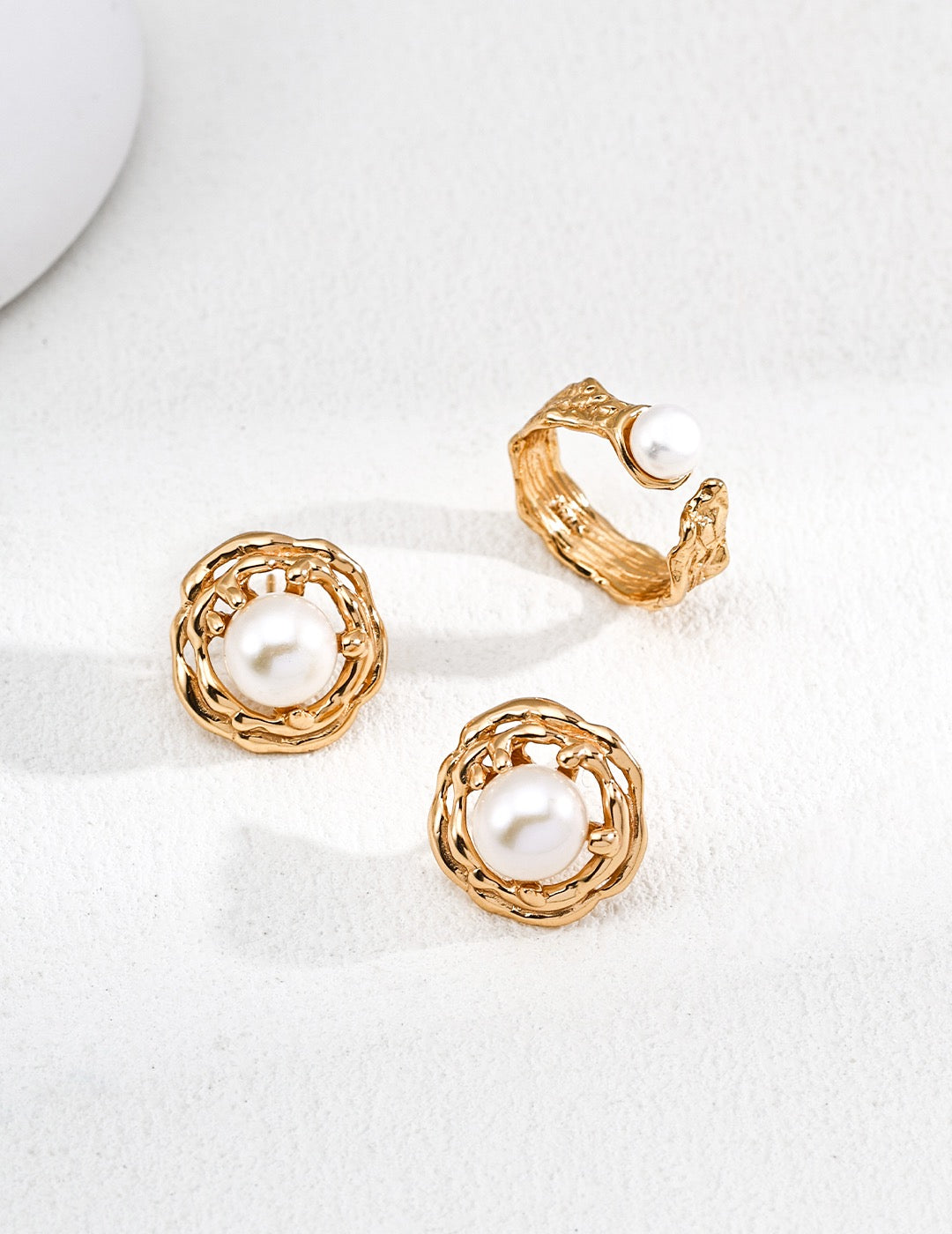 Aurora Crest – Textured Gold Band with Pearl