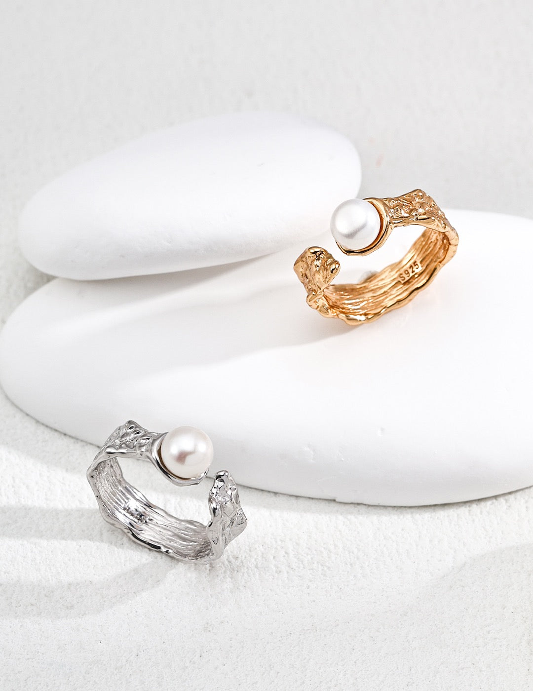 Aurora Crest – Textured Gold Band with Pearl