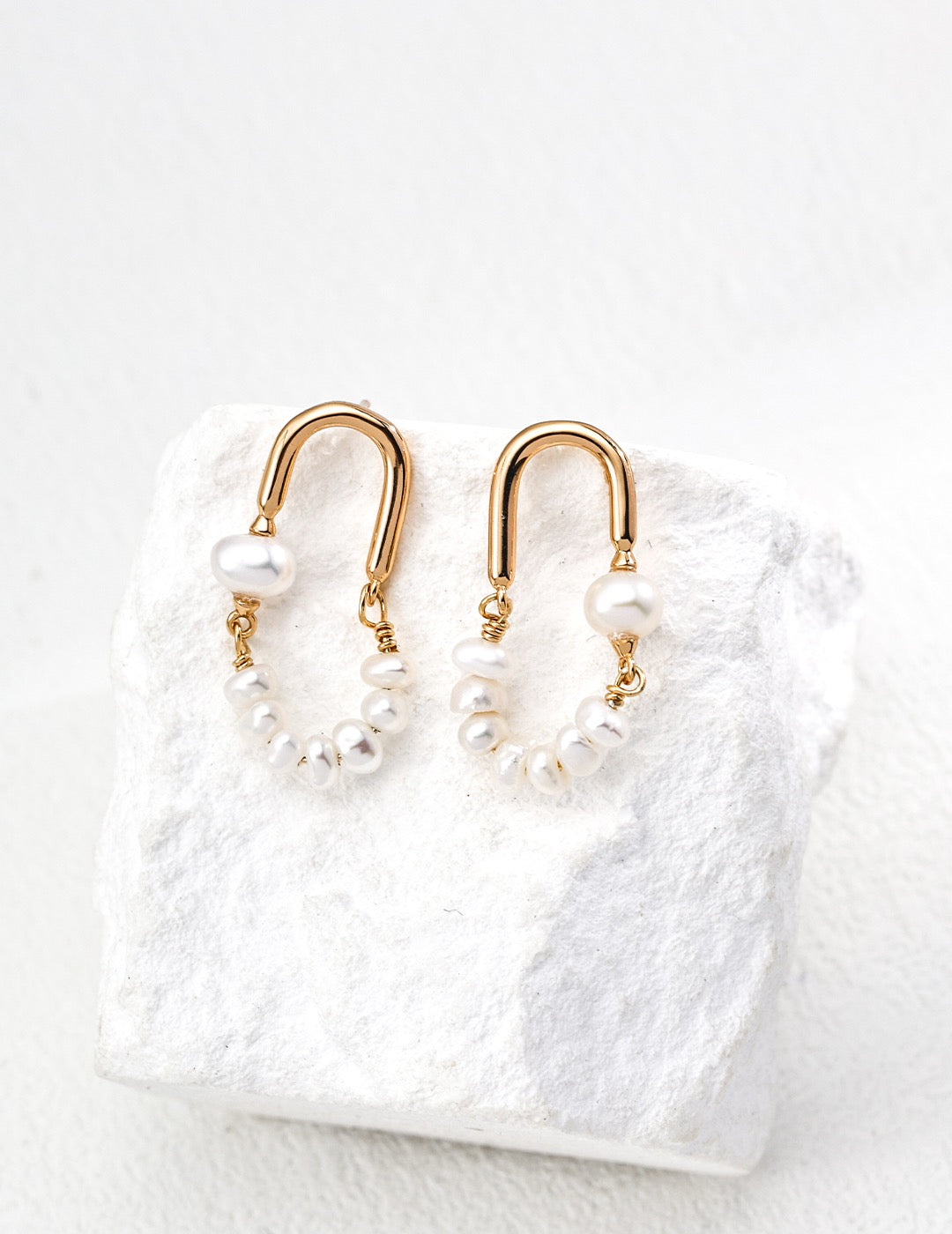 Modern Arc – Pearl Loop U-Hoops