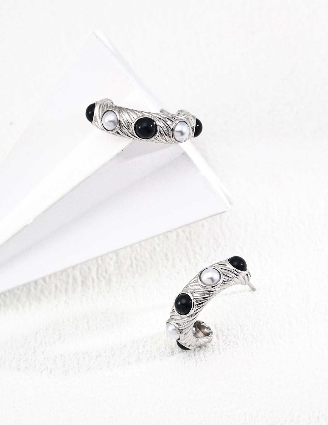 Noir Balance – Onyx & Pearl Inlay Gold Hoops