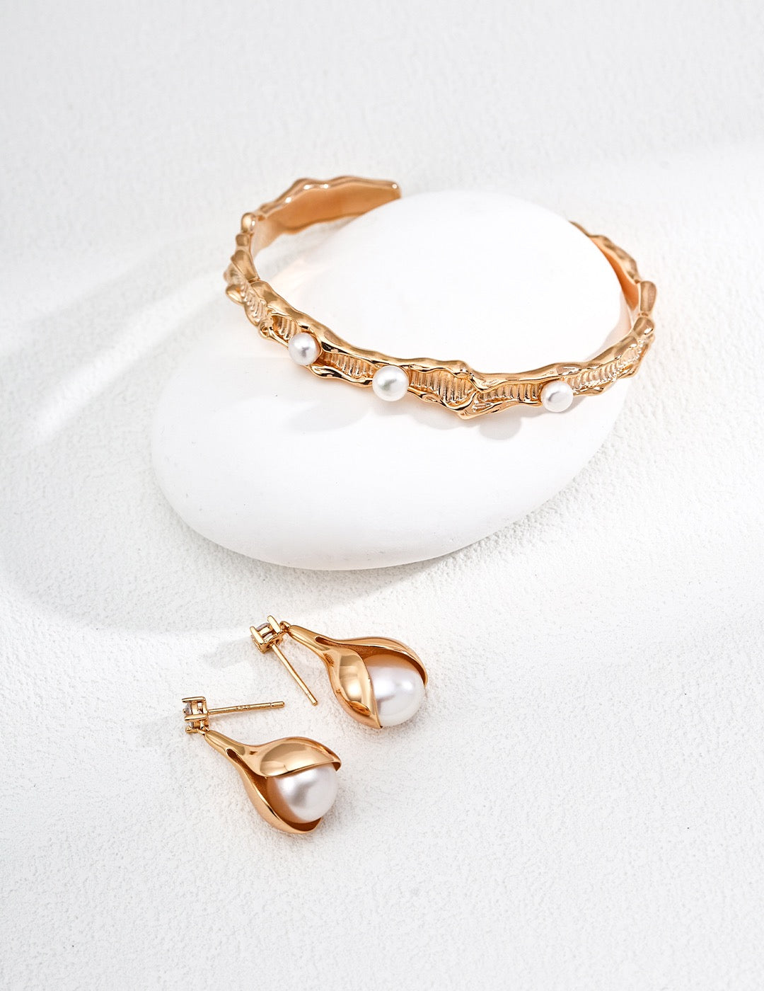 Bloom Bud – Pearl Earrings with Zircon Glow
