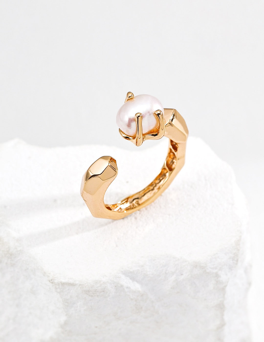Aurora Clasp – Pearl Open Band Ring