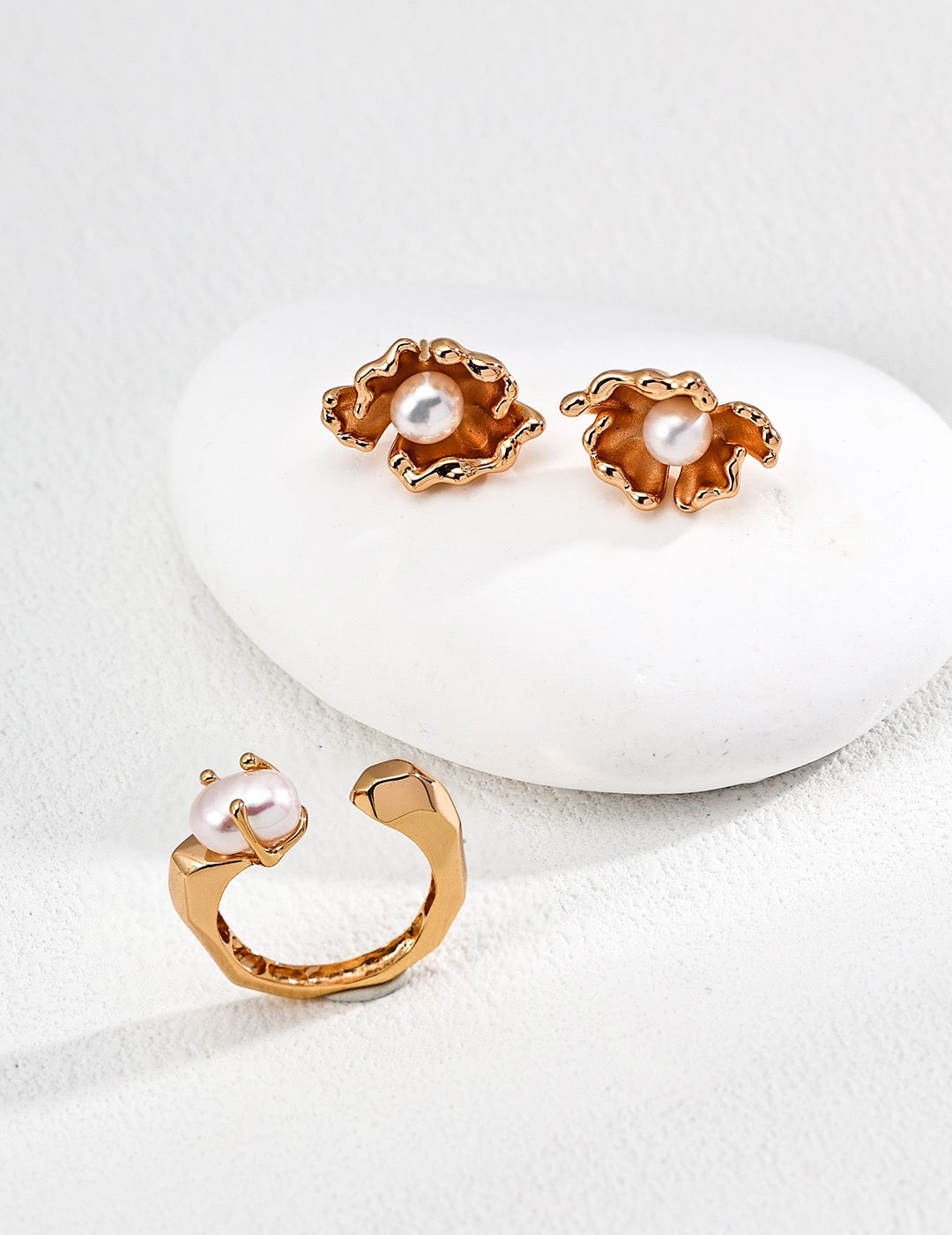 Aurora Clasp – Pearl Open Band Ring
